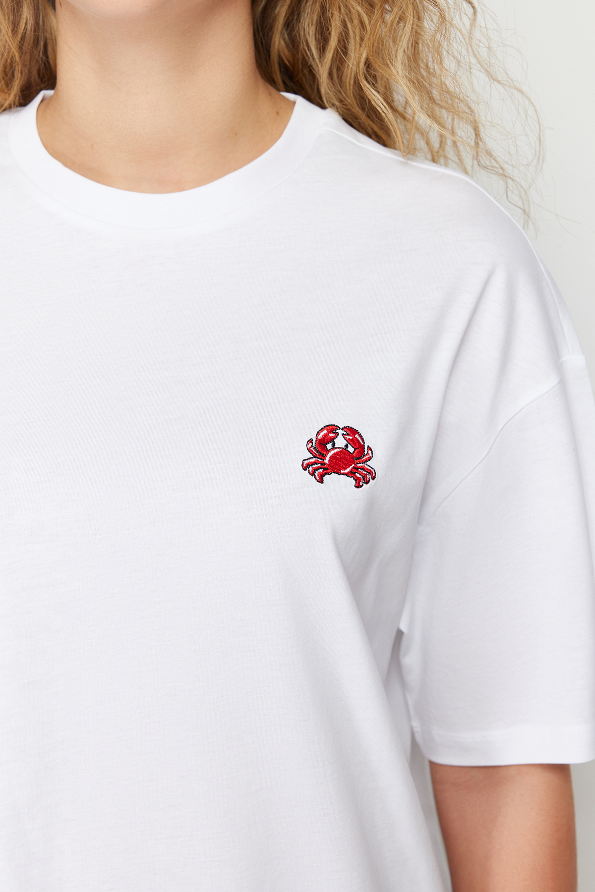 Trendyolmilla  Beyaz %100 Pamuk Nakışlı Oversize/Geniş Kalıp Bisiklet Yaka Örme T-Shirt TWOSS24TS00102 - Görsel 5