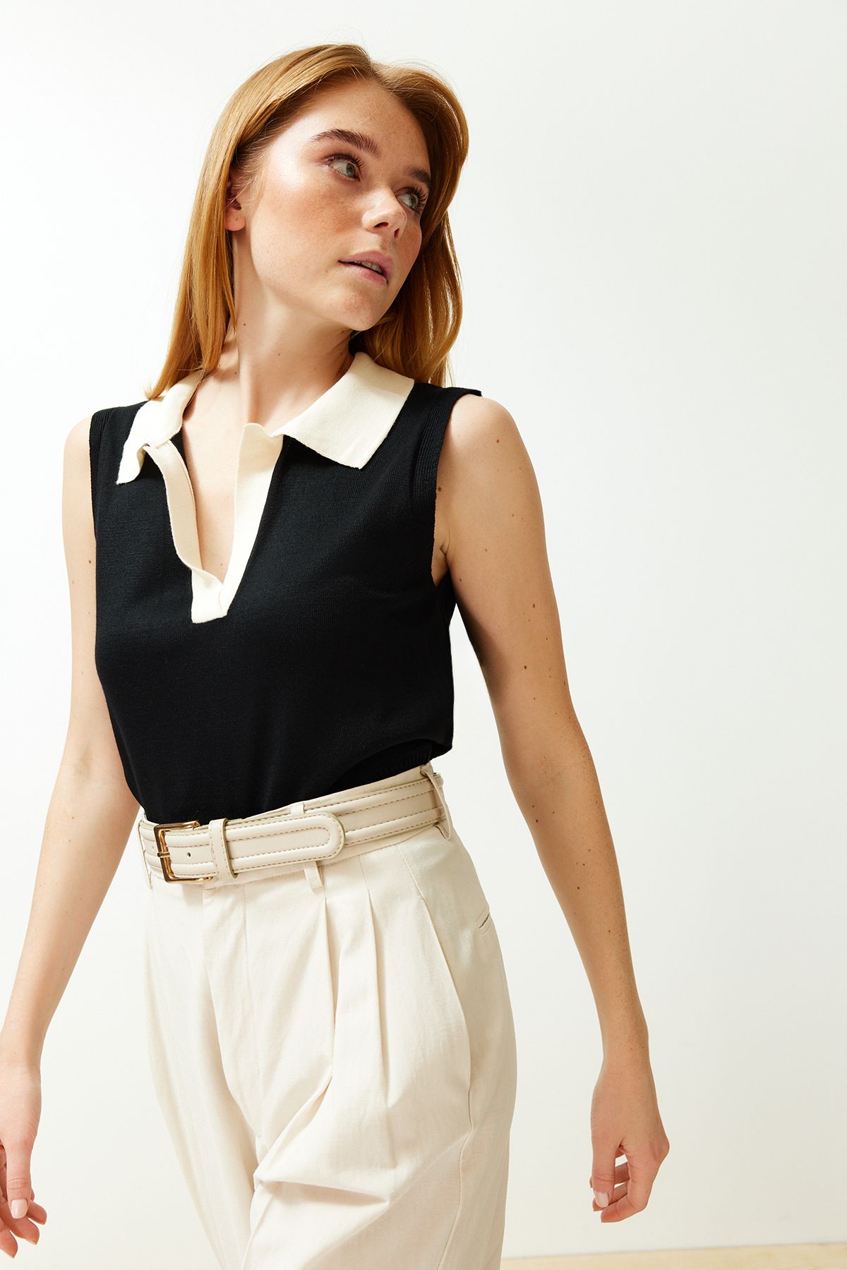 Trendyol Collection-Bluzka z kołnierzykiem polo w kolorze ecru, w stylu T-shirt TWOSS24BZ00273 3