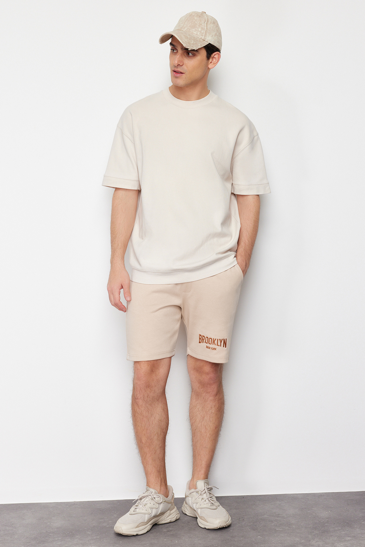 Trendyolmilla Man Taş Regular/Normal Kesim Brooklyn-Şehir Nakışlı Tok Kumaşlı Beli Lastikli Şort TMNSS24SR00025