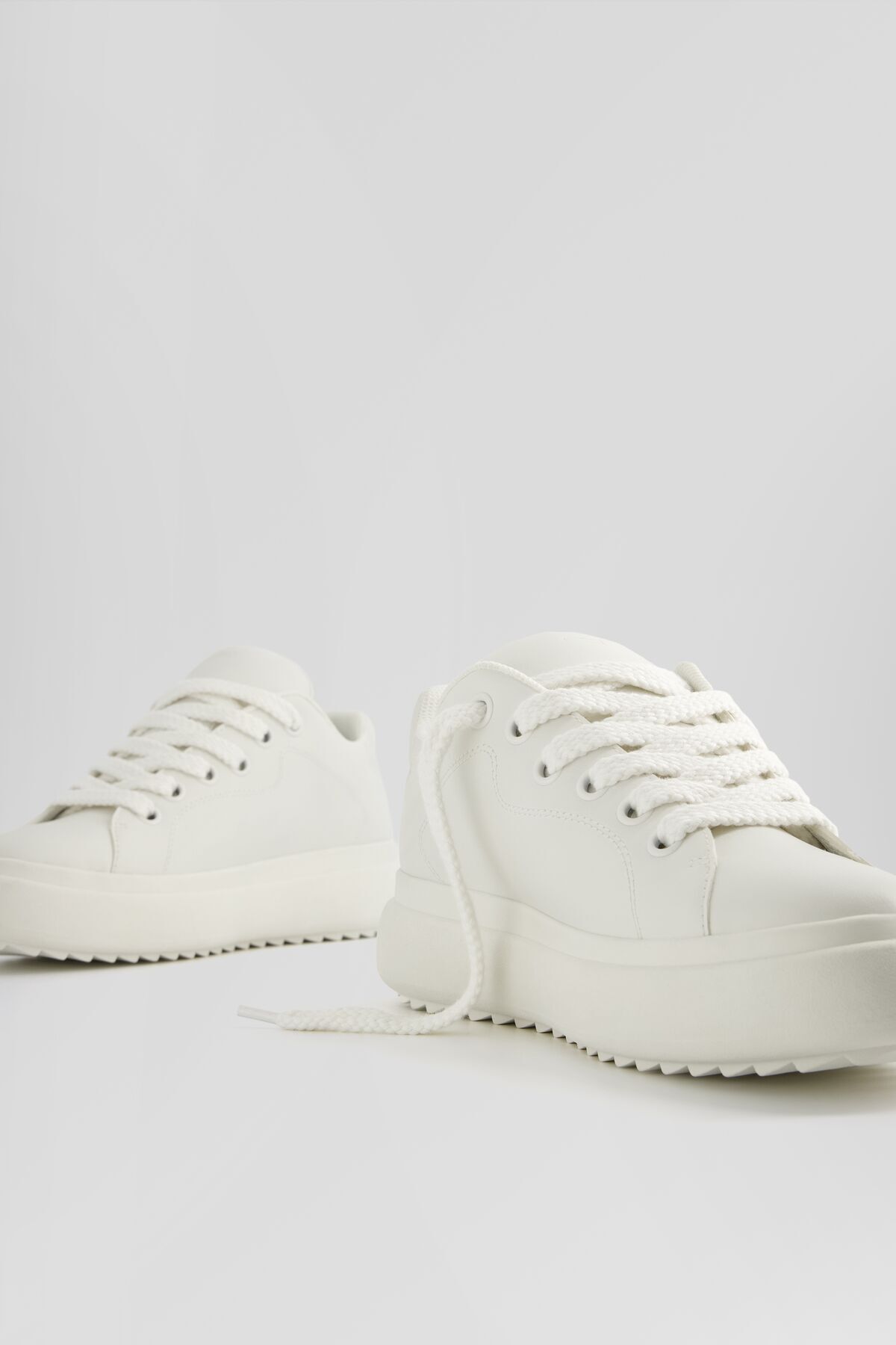 اسنیکر سفید مردانه کفش ورزشی غلیظ اورجینال Bershka