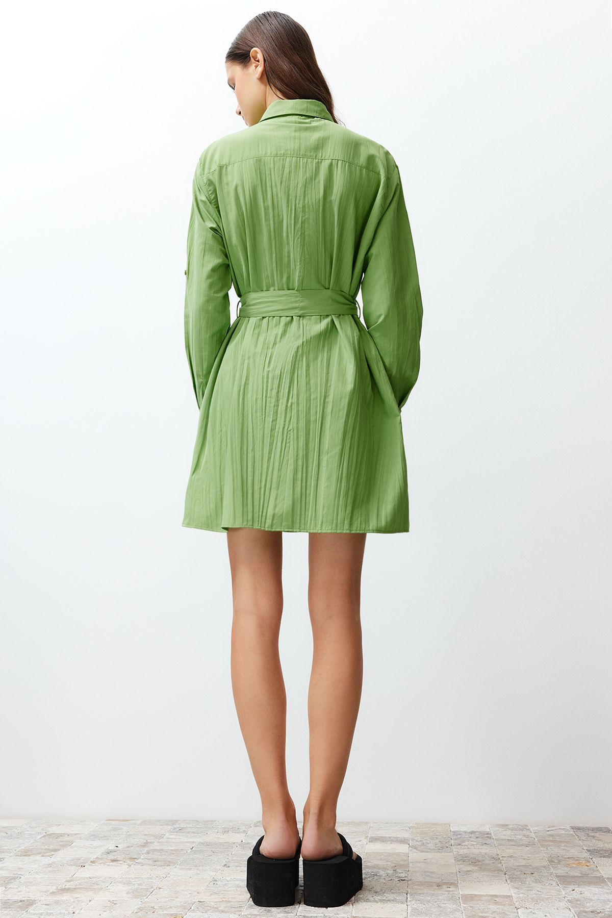 Trendyol Collection-Zielona teksturowana mini sukienka koszulowa z paskiem TWOSS24EL00316 6