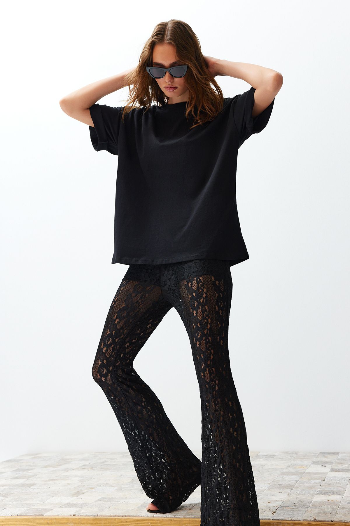 Trendyol Collection-Schwarzes Premium-T-Shirt aus Baumwolle mit Rundhalsausschnitt in Übergröße TWOSS23TS00040 2