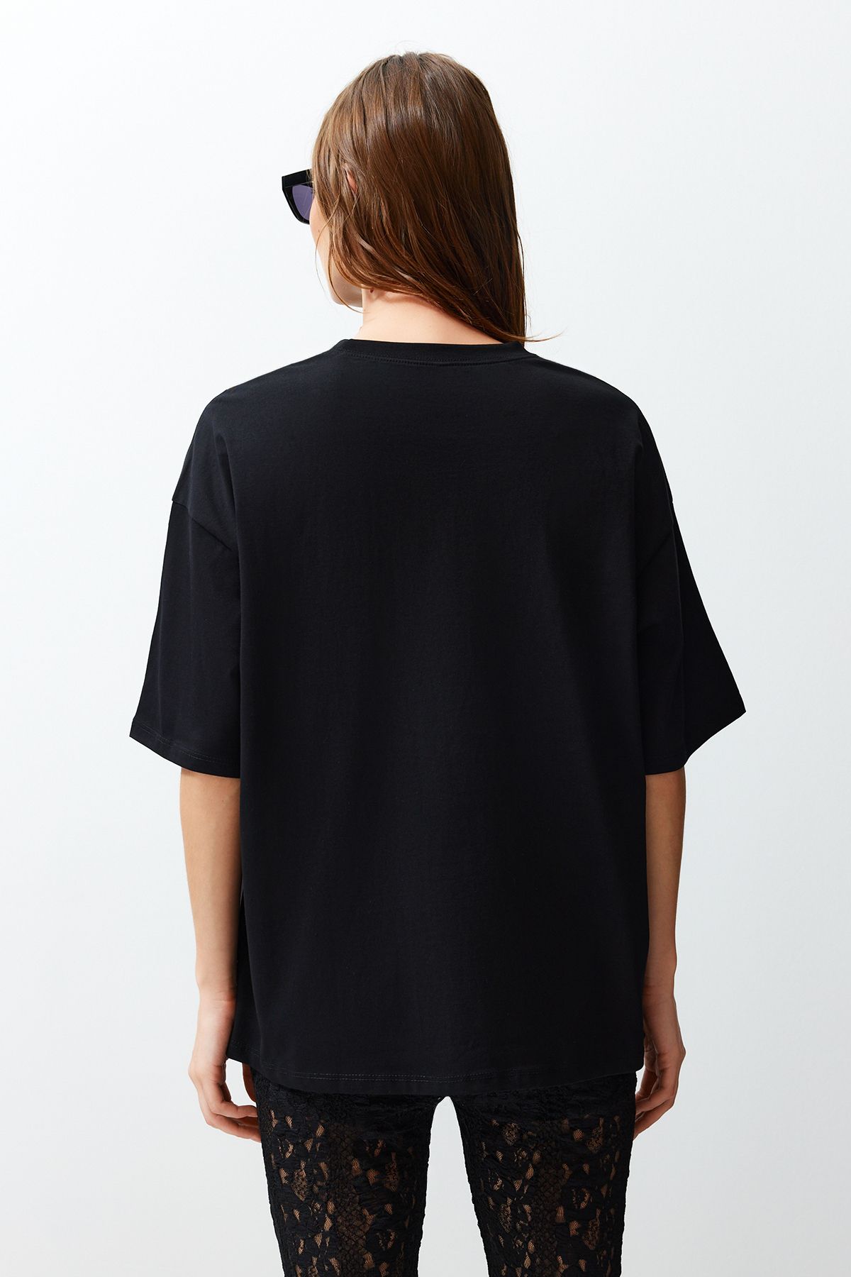 Trendyol Collection-Schwarzes Premium-T-Shirt aus Baumwolle mit Rundhalsausschnitt in Übergröße TWOSS23TS00040 6