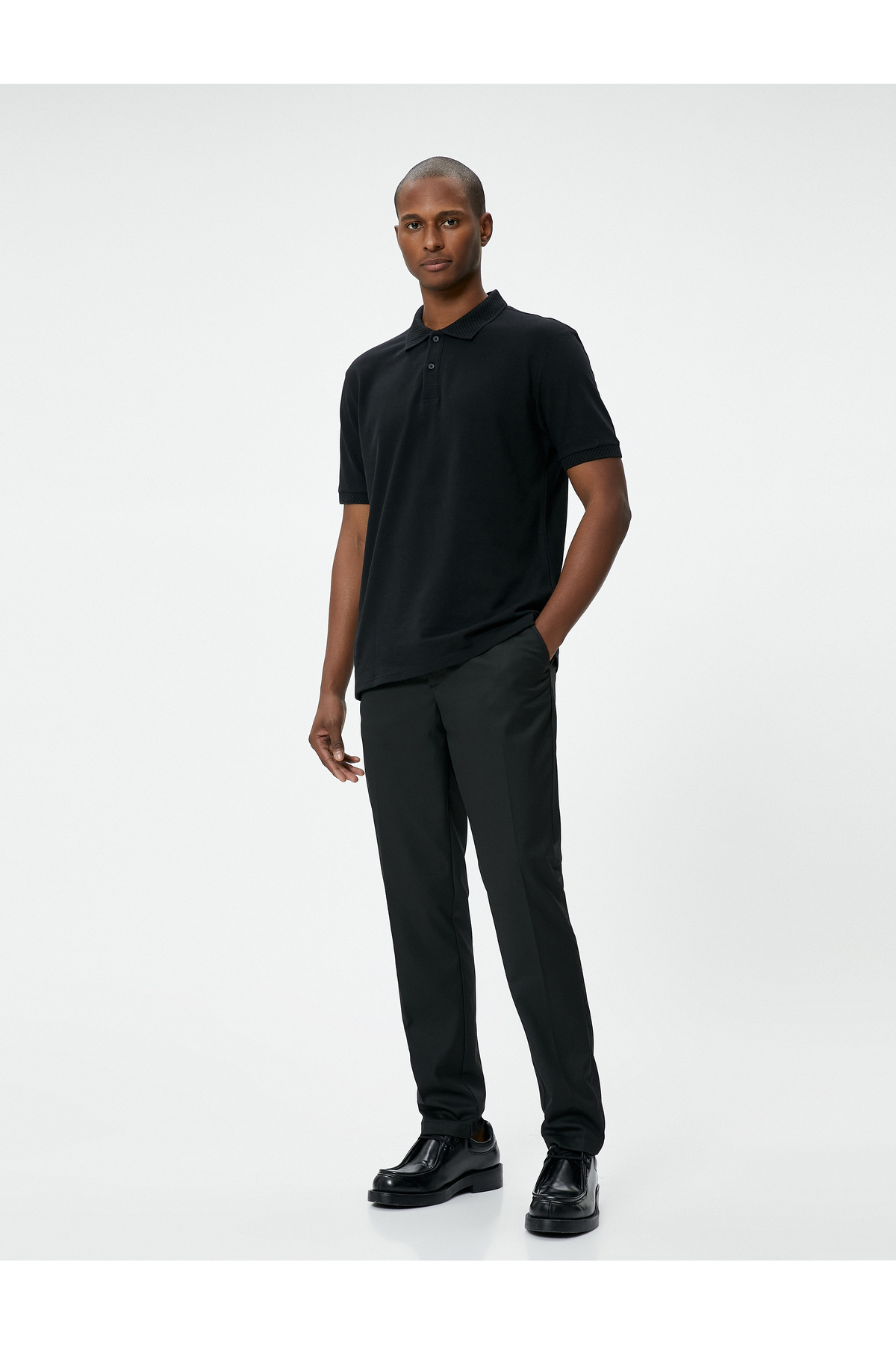 آستین کوتاه تیشرت یقه دار و باریک