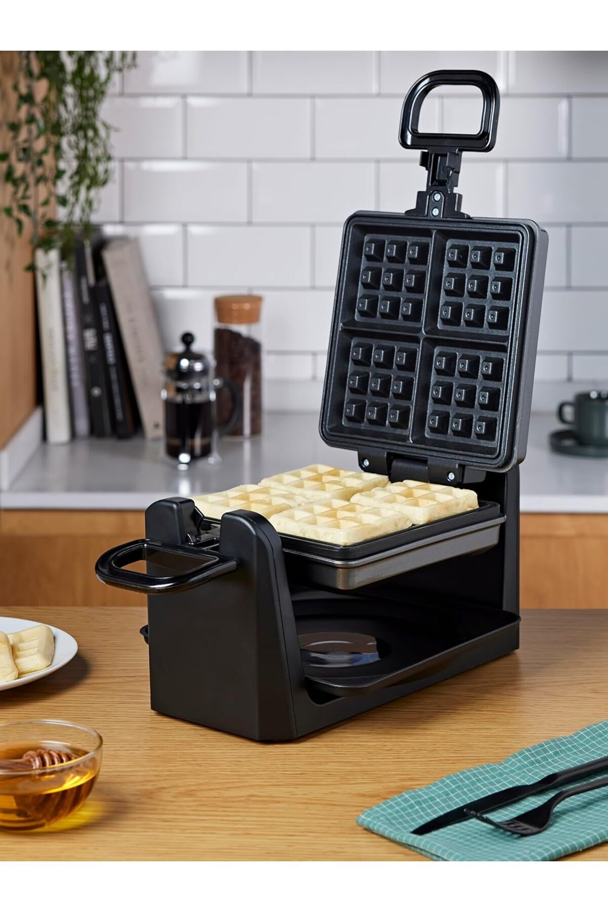 Emerio Profesyonel Döner Waffle Makinesi 4 Belçika Waffle İçin Aynı