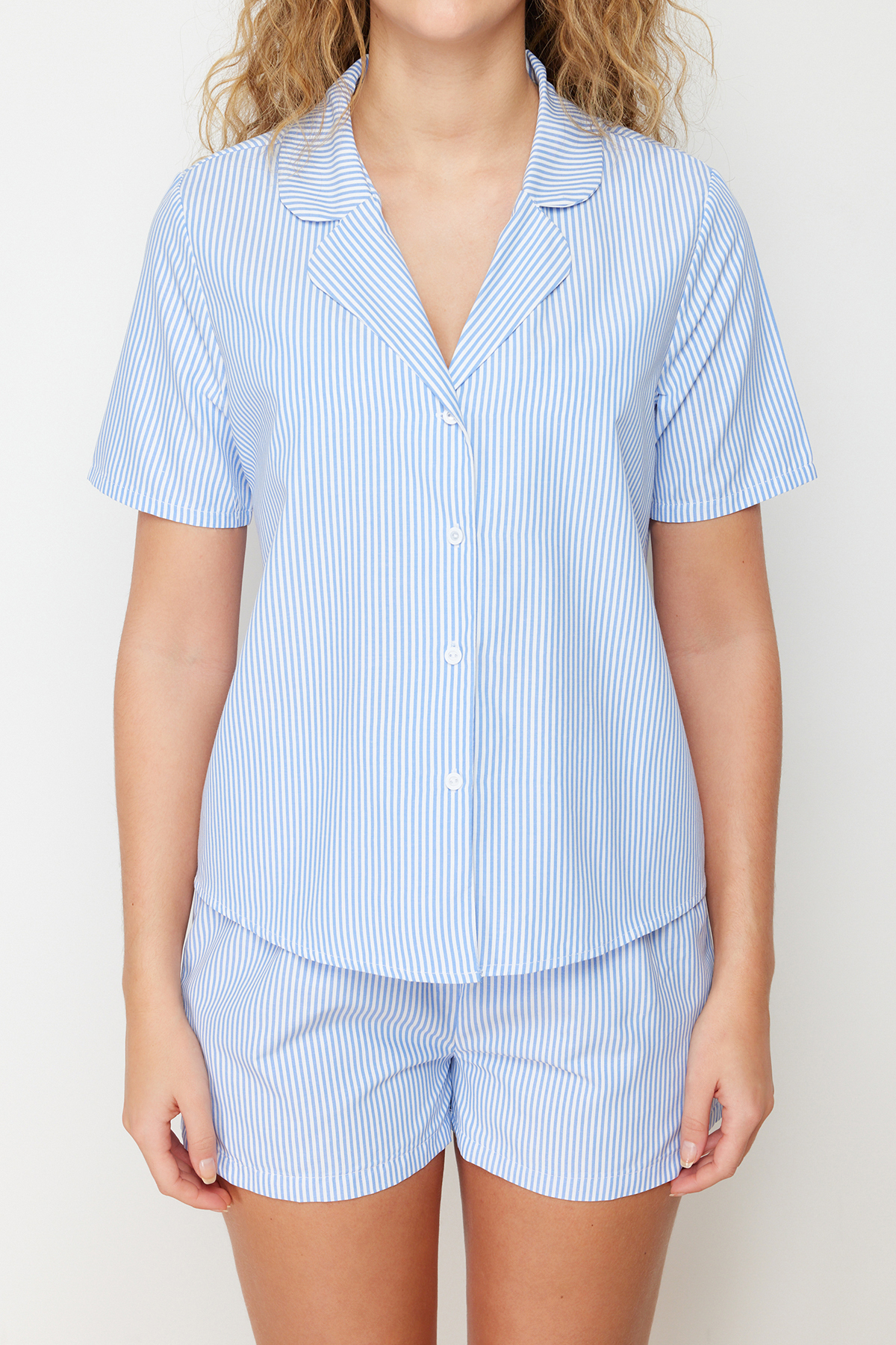 Trendyolmilla  Mavi 3'lü Çeyiz Set Çizgili İp Askılı Poplin Bra-Gömlek-Şortlu Dokuma Pijama Takımı THMSS24PT00121 - Görsel 4