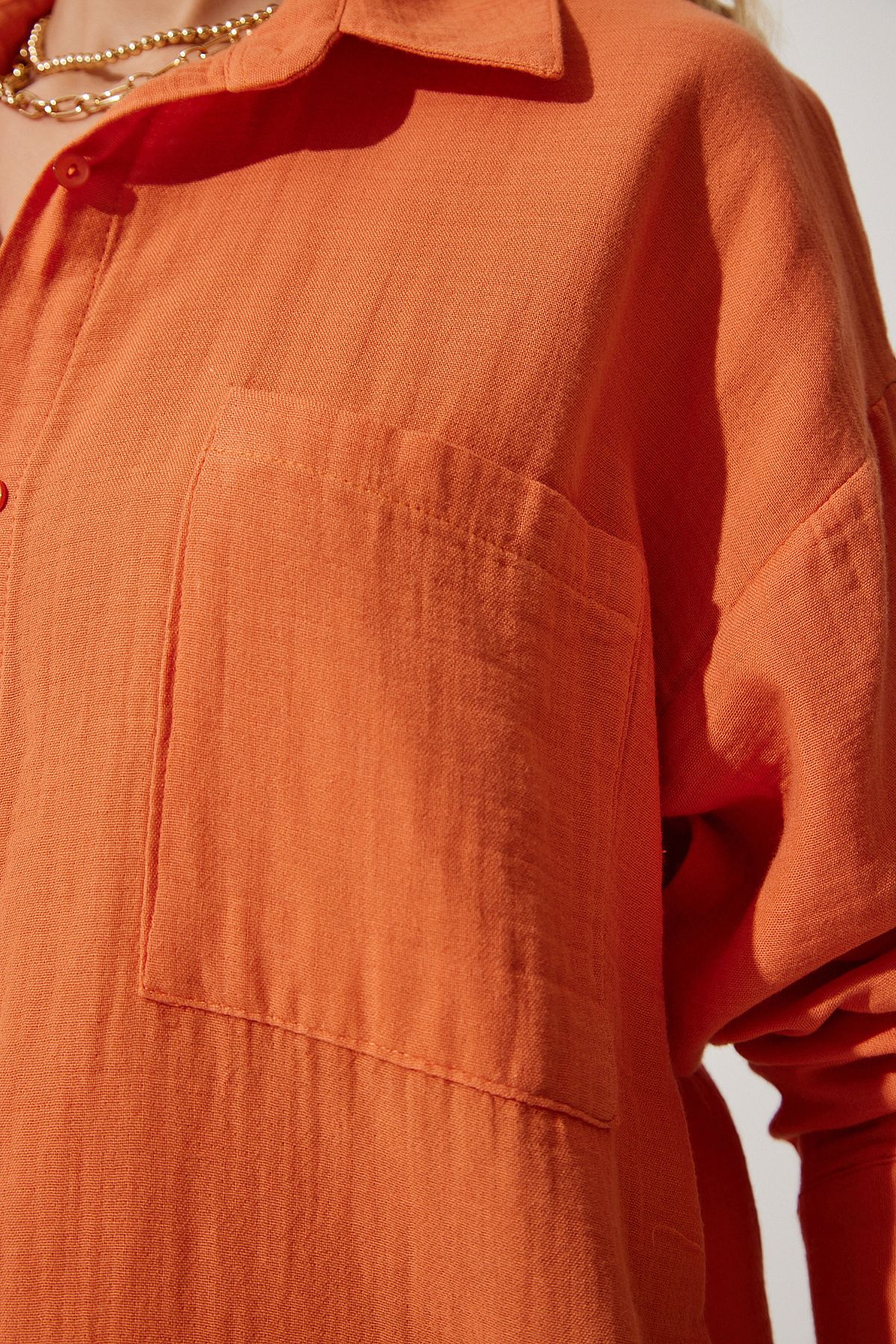 Happiness İstanbul-Orangefarbenes Oversize-Musselin-Shirt mit Taschen für Damen MX00150 3
