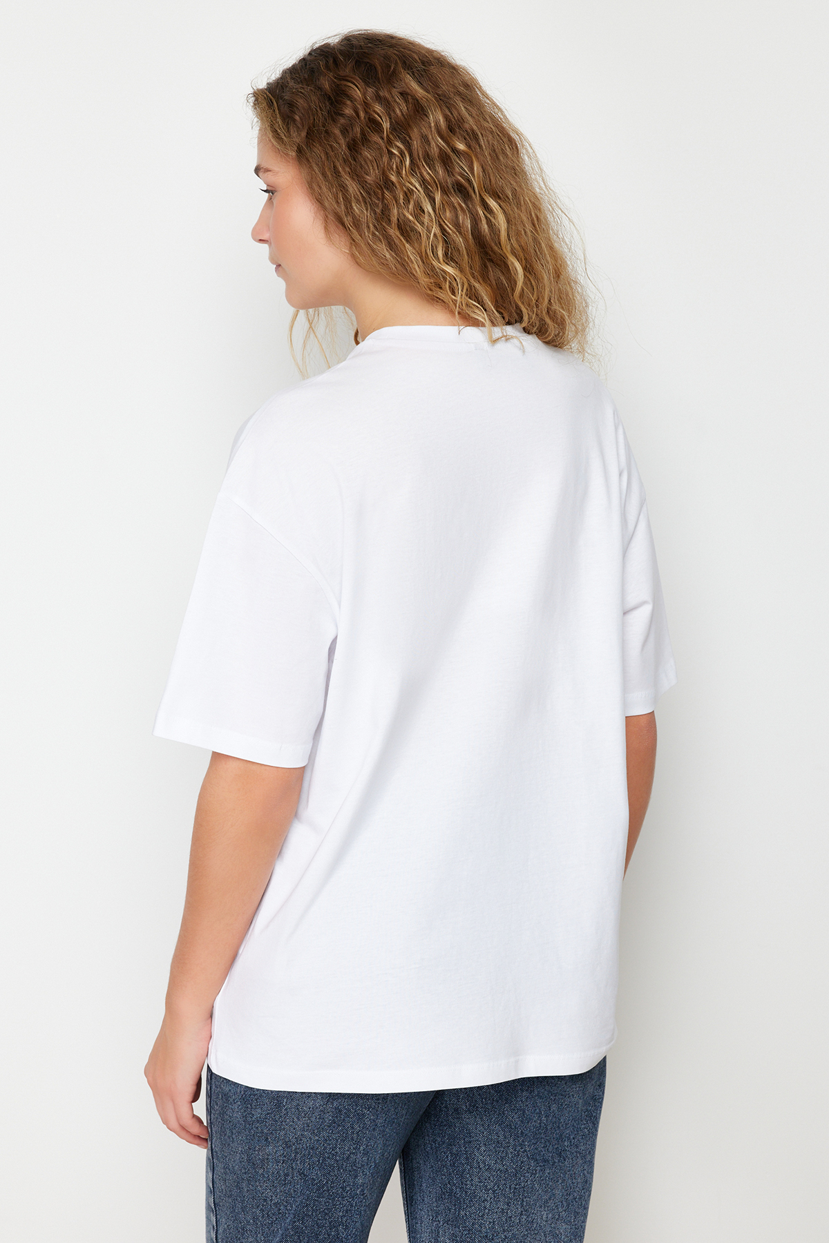 Trendyolmilla  Beyaz %100 Pamuk Nakışlı Oversize/Geniş Kalıp Bisiklet Yaka Örme T-Shirt TWOSS24TS00102 - Görsel 6