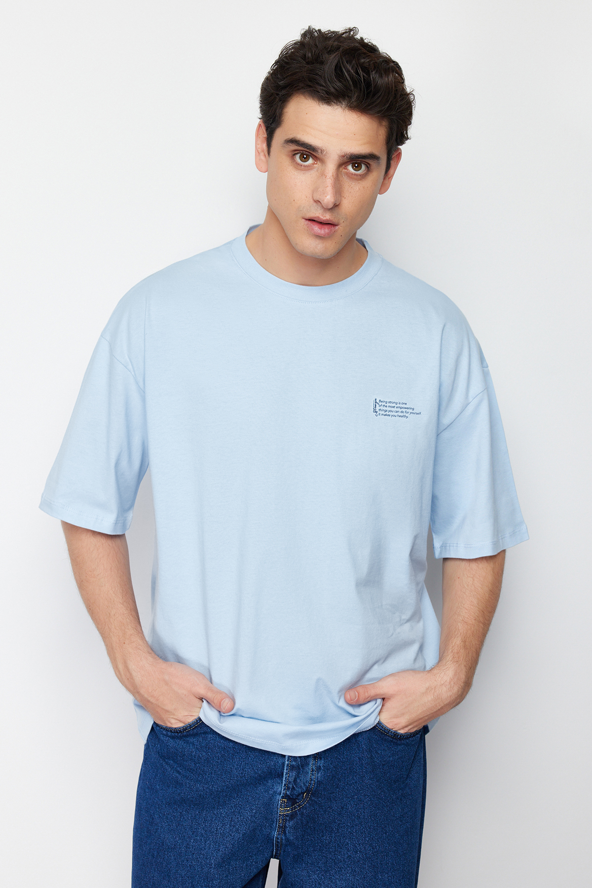 Trendyolmilla Man Açık Mavi Oversize %100 Pamuklu Bisiklet Yaka Minimal Yazı Baskılı T-Shirt TMNSS23TS00084