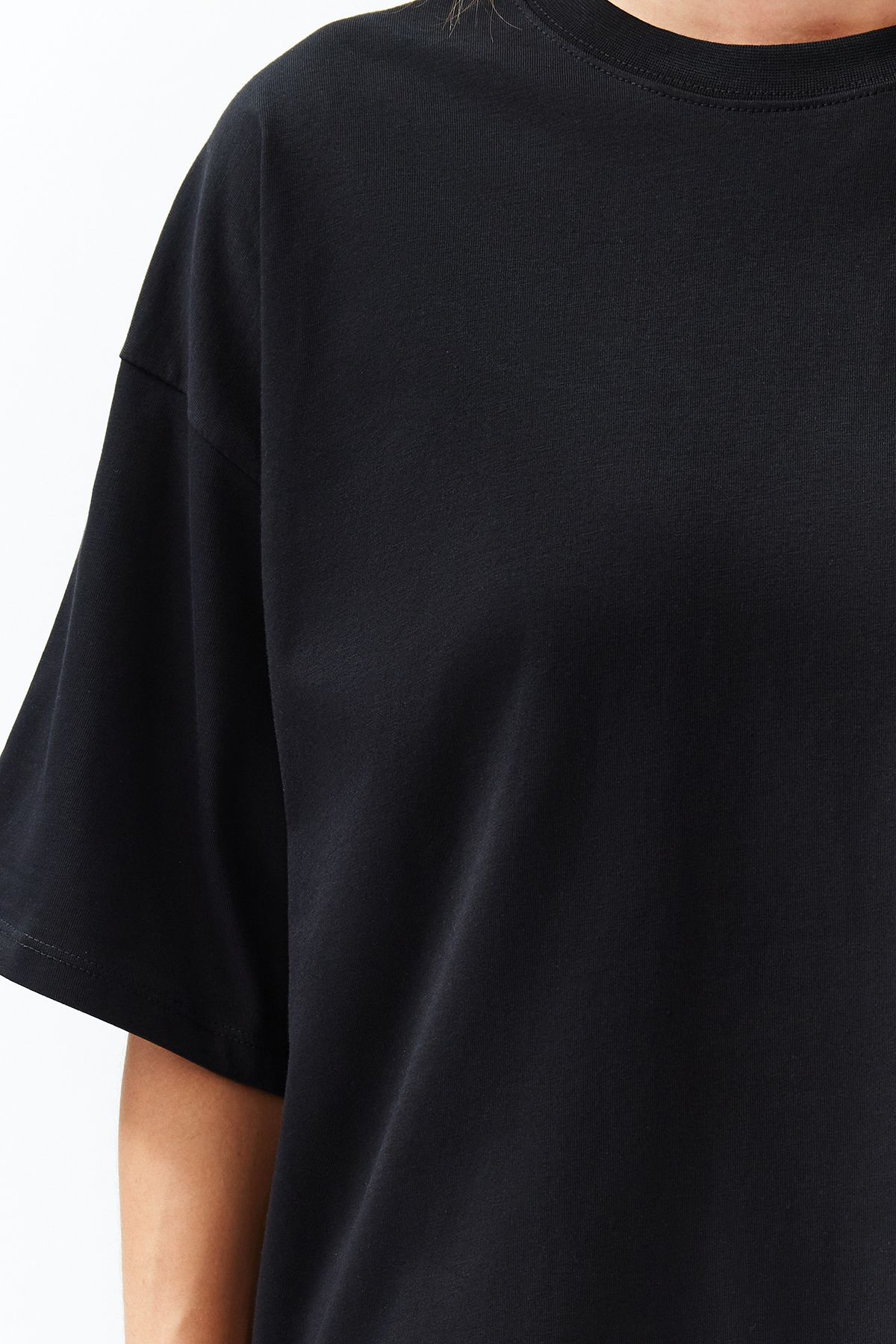 Trendyol Collection-Schwarzes Premium-T-Shirt aus Baumwolle mit Rundhalsausschnitt in Übergröße TWOSS23TS00040 3