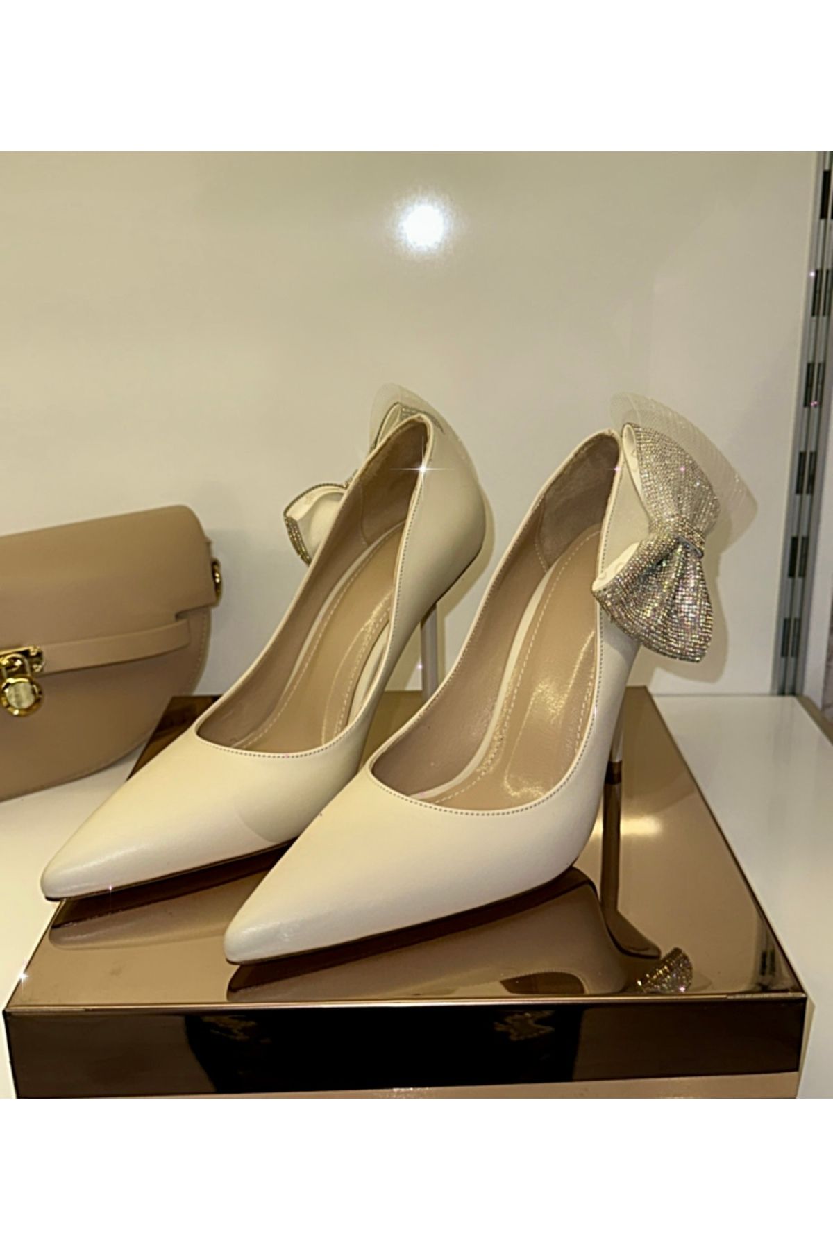 Bej fiyonk taşlı stiletto