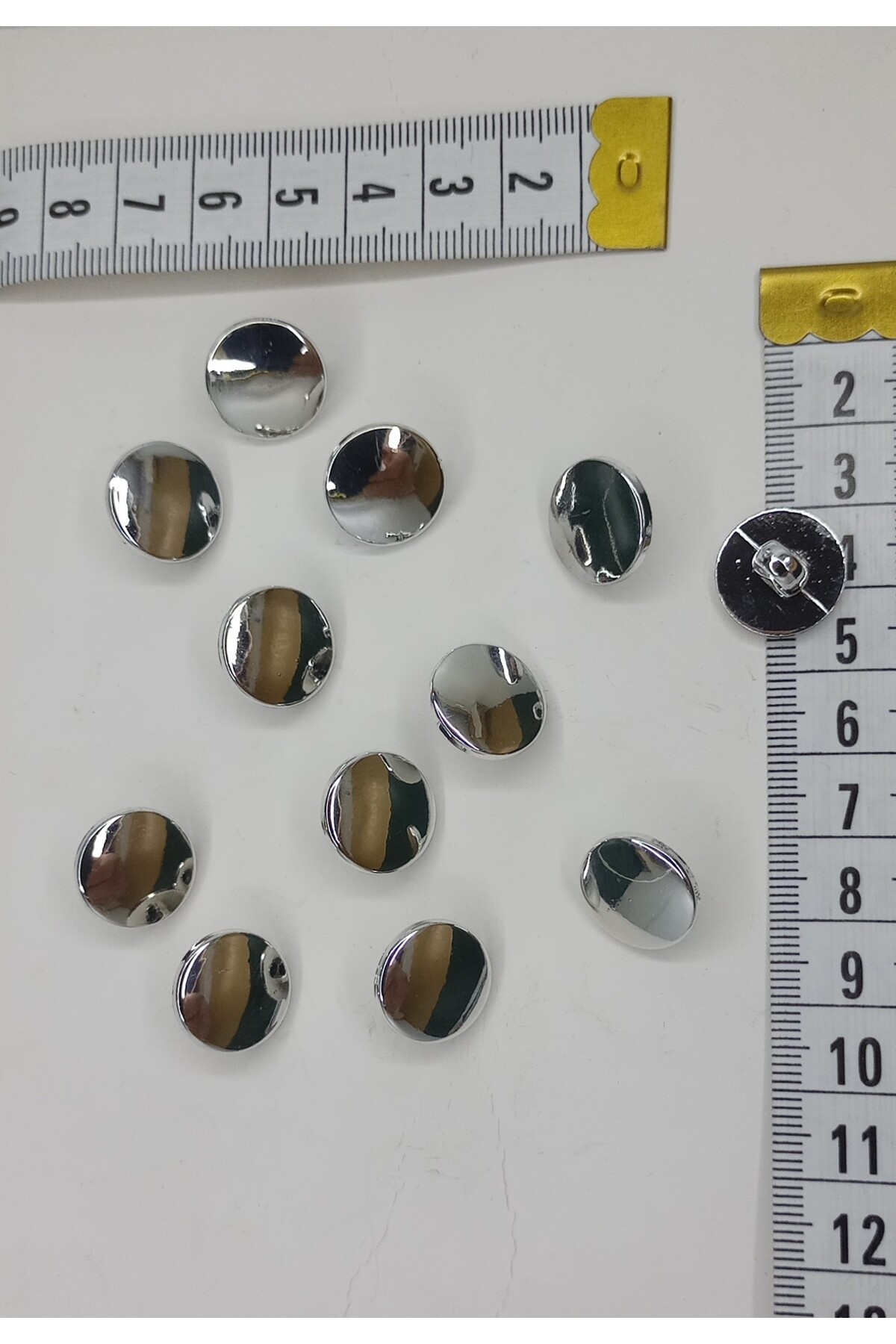 Tuhafiş 12 adet 16 m.gümüş renk düğme her renk kıyafete olur