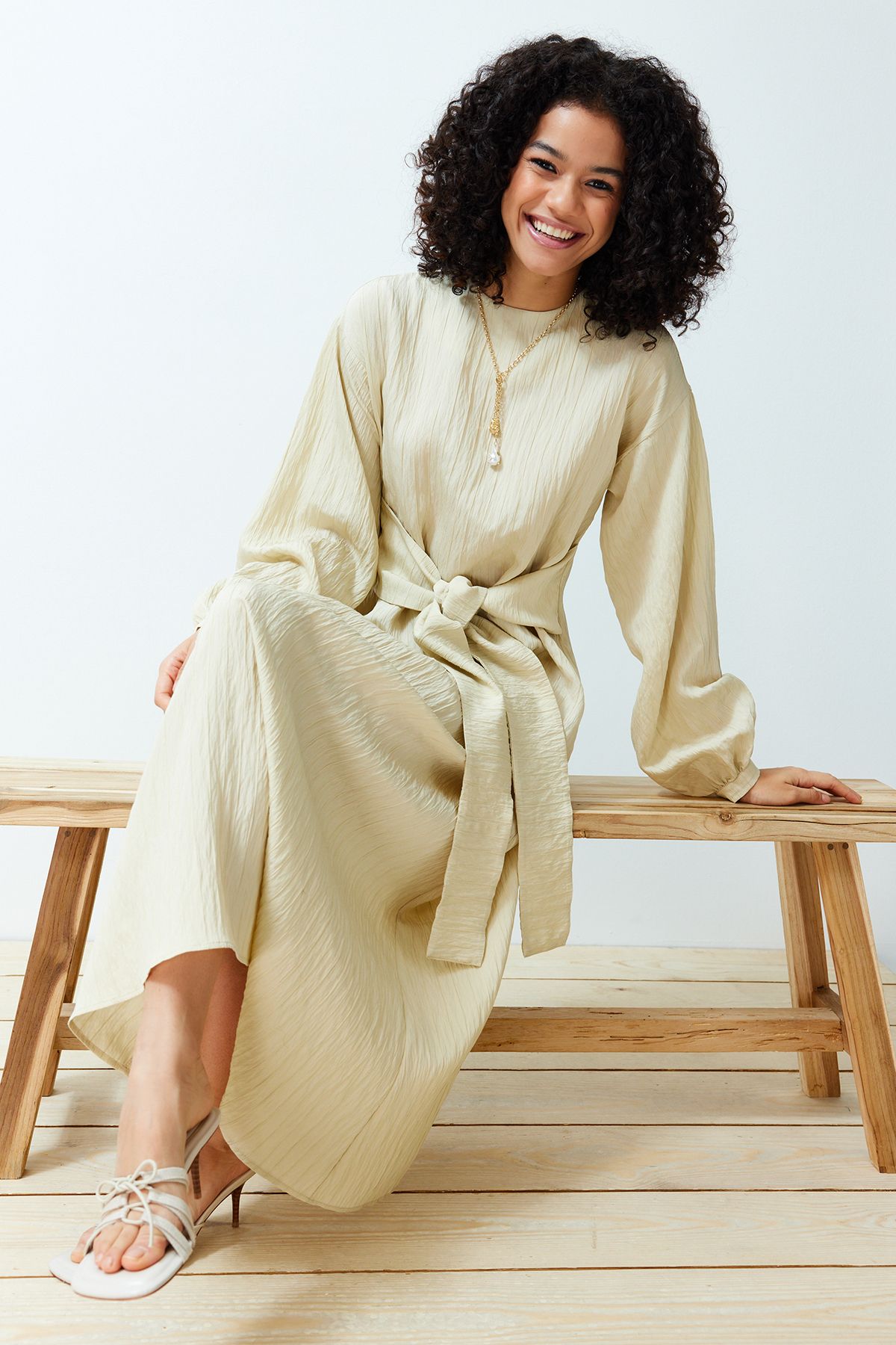 Trendyol Modest-Beiges, vorne gebundenes, gewebtes Kleid TCTSS24EB00131 3