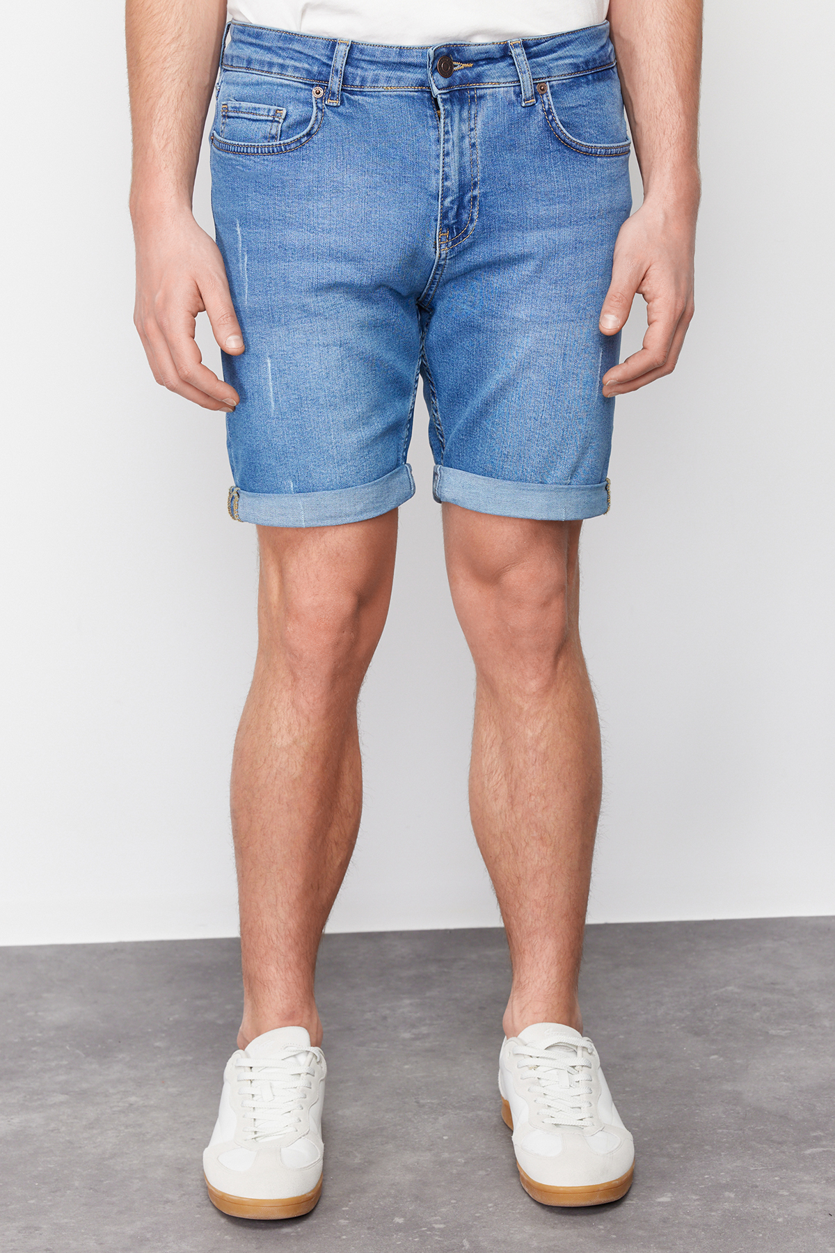 Trendyolmilla  Mavi Slim Fit Tırmık Destroylu Denim Kot Şort TMNSS21SR0727 - Görsel 4