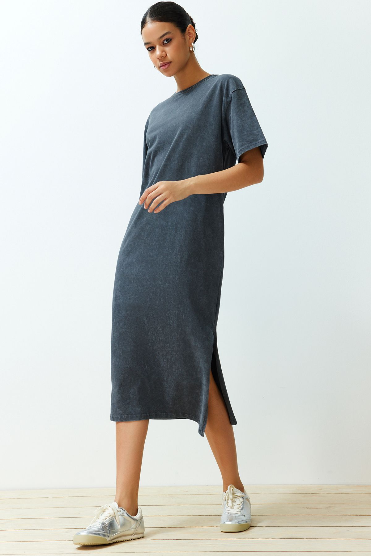 Trendyol Collection-Anthrazitfarbenes, 100 % Baumwolle, geschlitztes T-Shirt-Kleid mit Used-Look und bequemer Passform TWOSS24EL00140 3