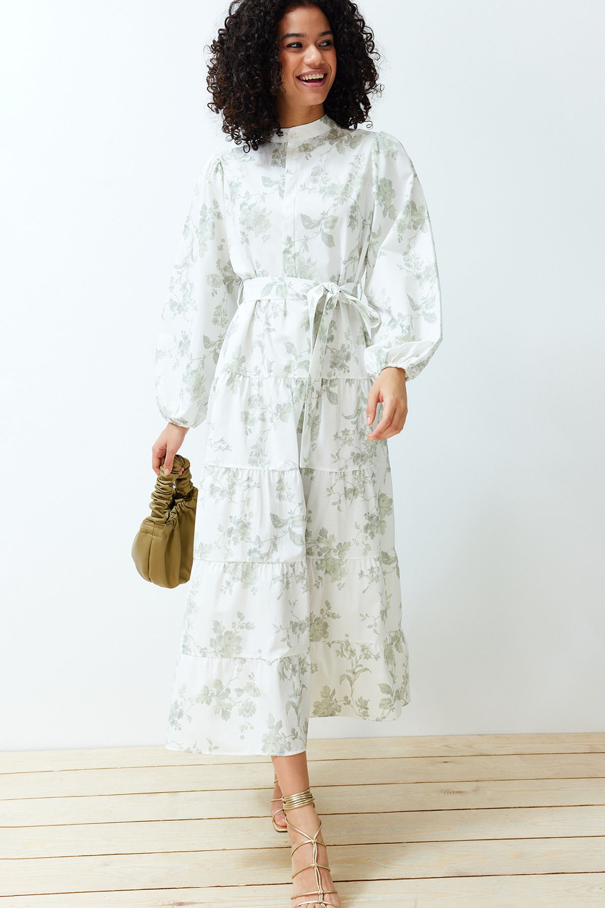 Trendyol Modest-Ecrufarbenes, gewebtes Kleid aus Popeline mit Stehkragen und Blumengürtel TCTSS24EB00153 2