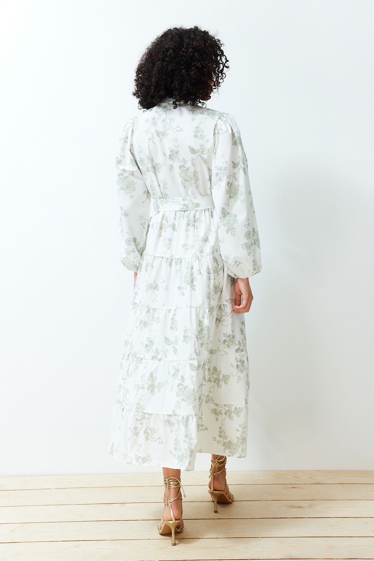Trendyol Modest-Ecrufarbenes, gewebtes Kleid aus Popeline mit Stehkragen und Blumengürtel TCTSS24EB00153 6
