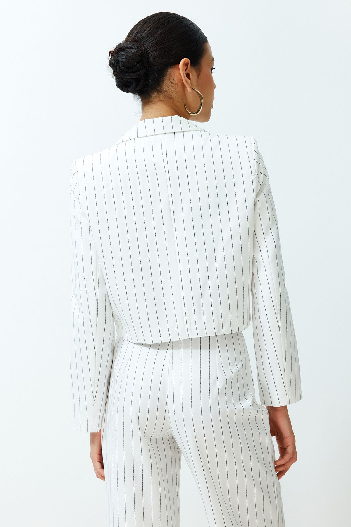 Trendyol Collection-Ecrufarbene, kurze Blazerjacke aus Webstoff mit Streifenmuster TWOSS23BC00029 6