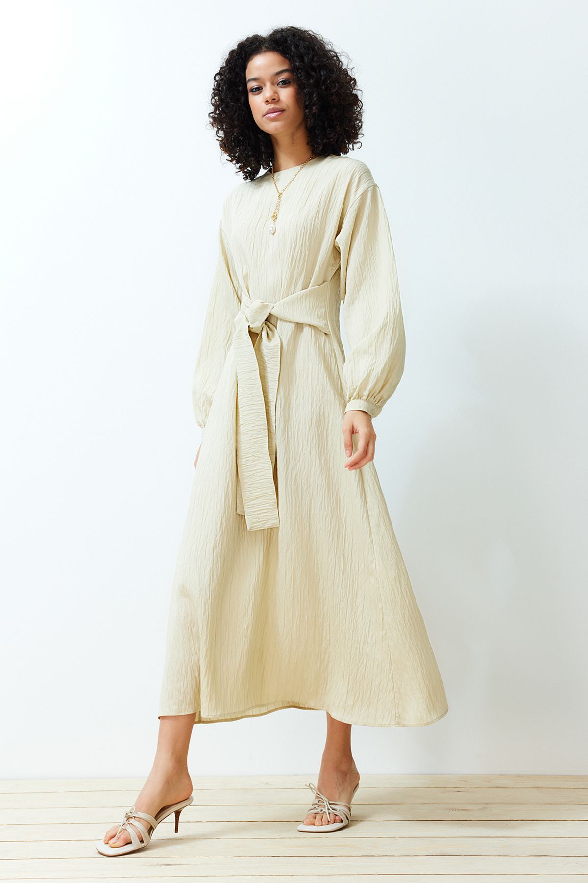 Trendyol Modest-Beiges, vorne gebundenes, gewebtes Kleid TCTSS24EB00131 4
