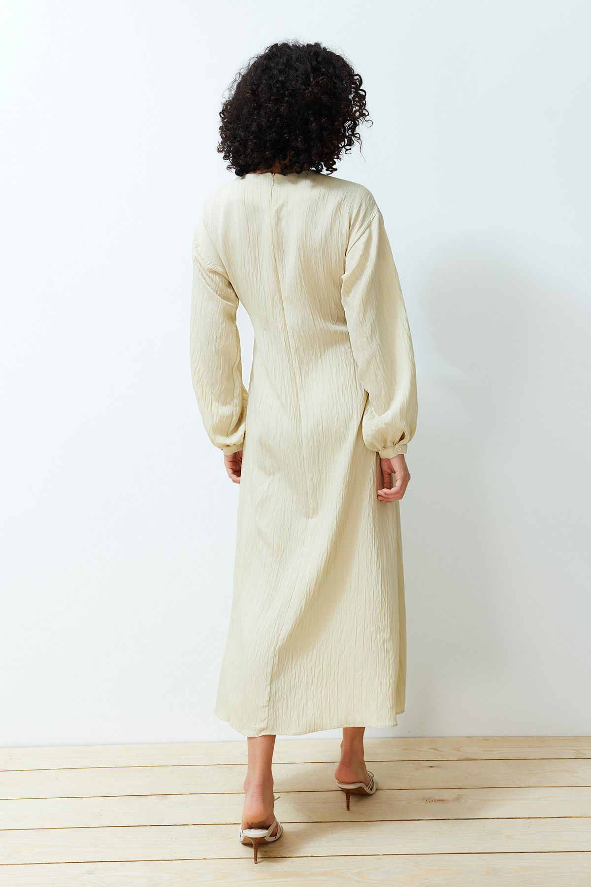 Trendyol Modest-Beiges, vorne gebundenes, gewebtes Kleid TCTSS24EB00131 6