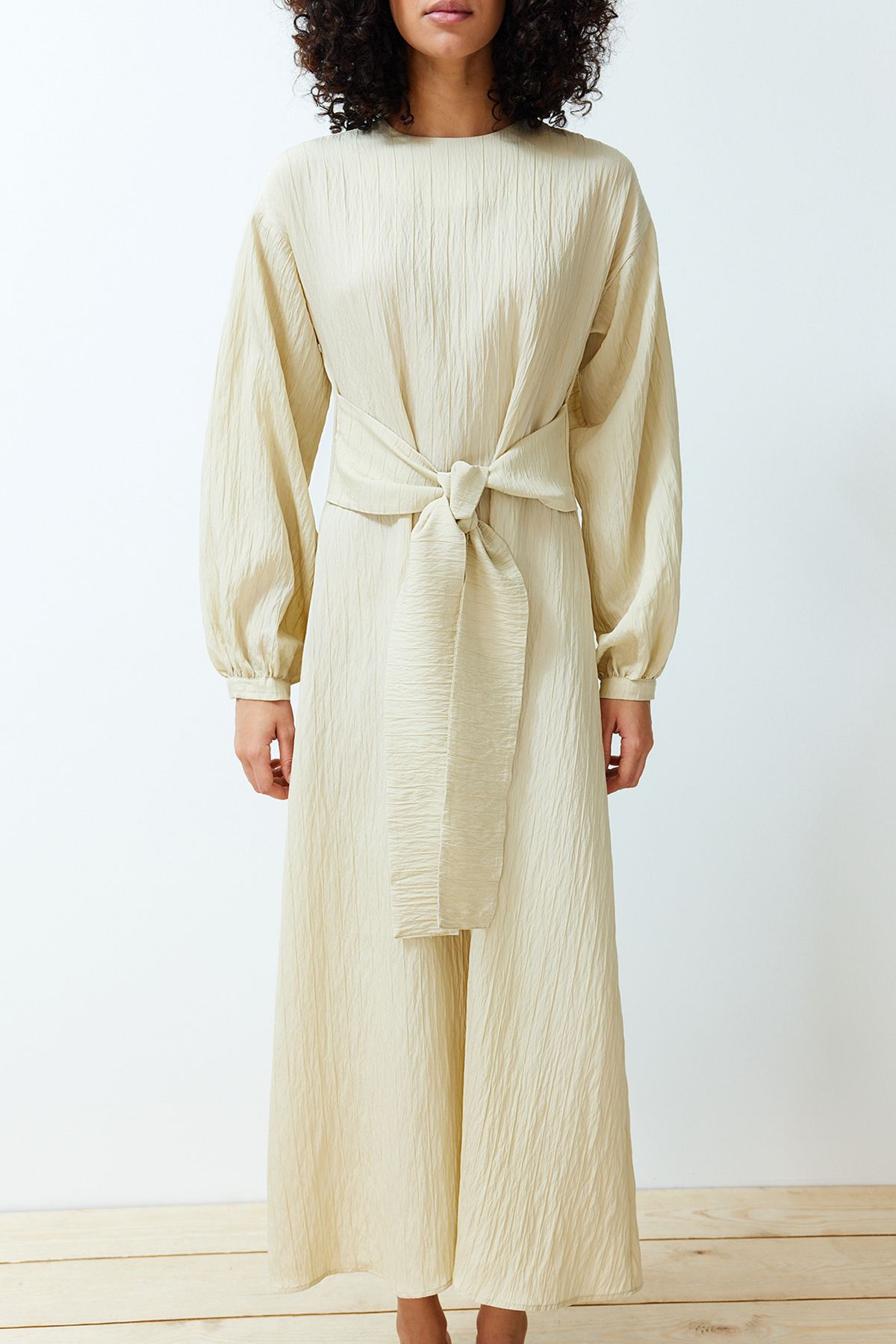 Trendyol Modest-Beiges, vorne gebundenes, gewebtes Kleid TCTSS24EB00131 5
