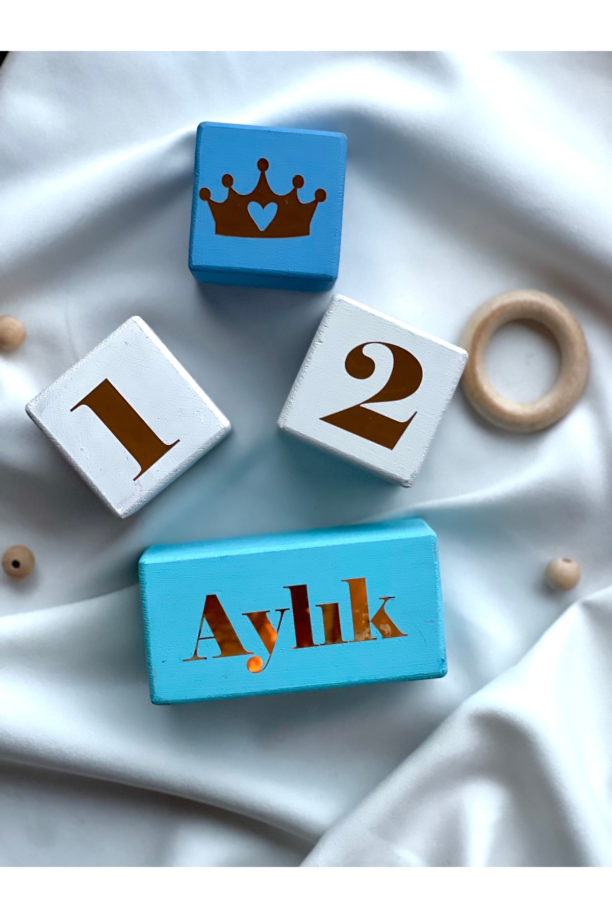 Mavi beyaz bebek anı küpü dekor fotoğraf cekımı