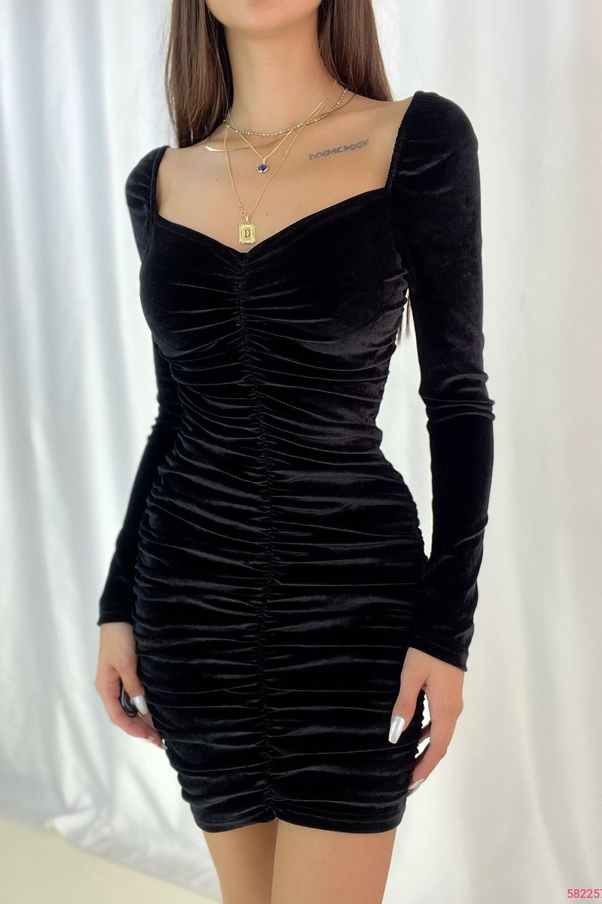 robe à manches longues froncées en tissu de velours noir