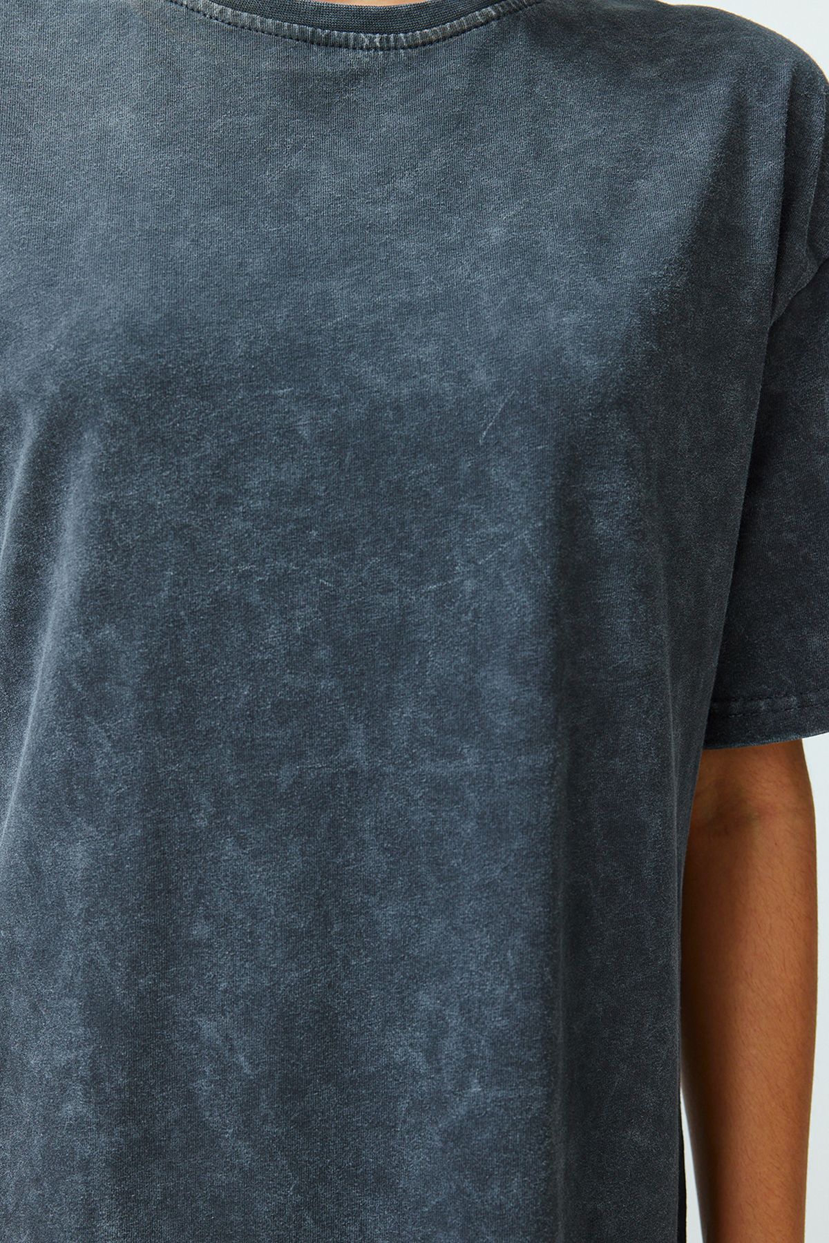 Trendyol Collection-Anthrazitfarbenes, 100 % Baumwolle, geschlitztes T-Shirt-Kleid mit Used-Look und bequemer Passform TWOSS24EL00140 6