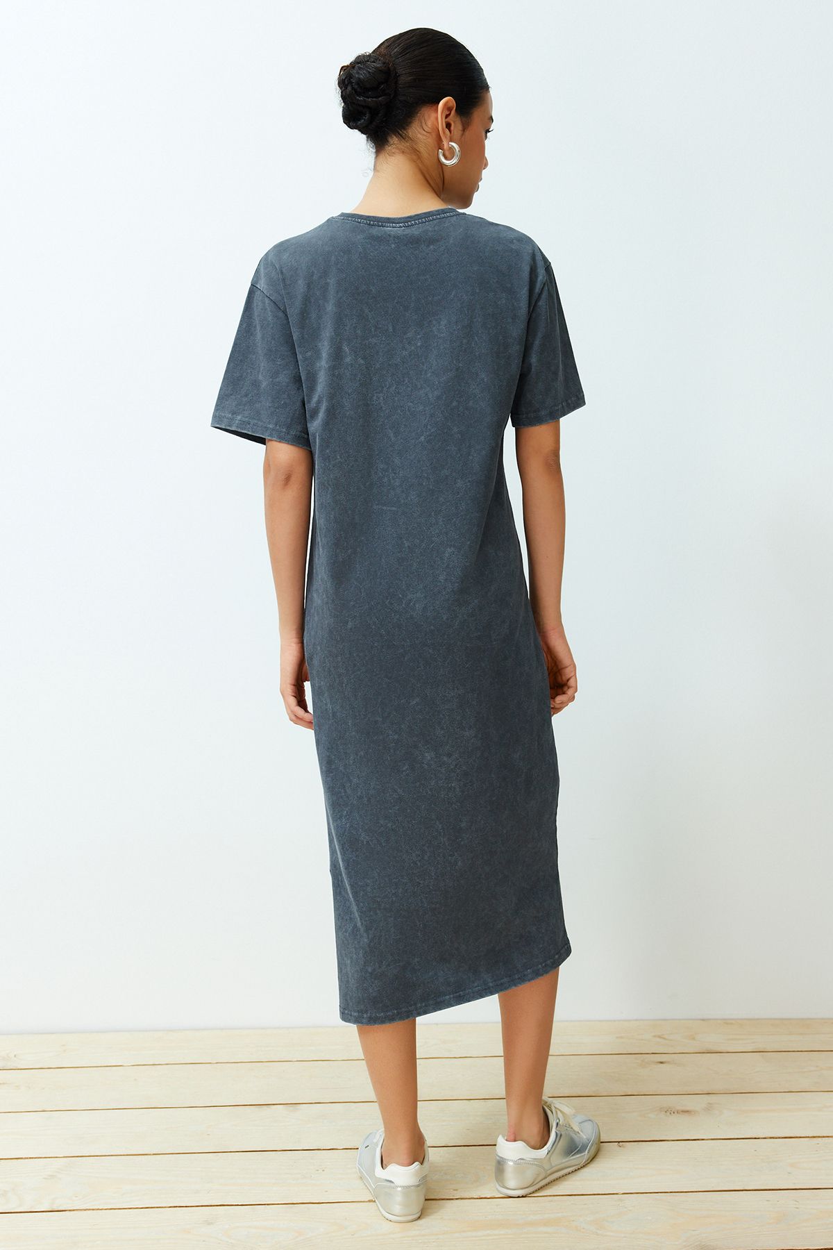 Trendyol Collection-Anthrazitfarbenes, 100 % Baumwolle, geschlitztes T-Shirt-Kleid mit Used-Look und bequemer Passform TWOSS24EL00140 4