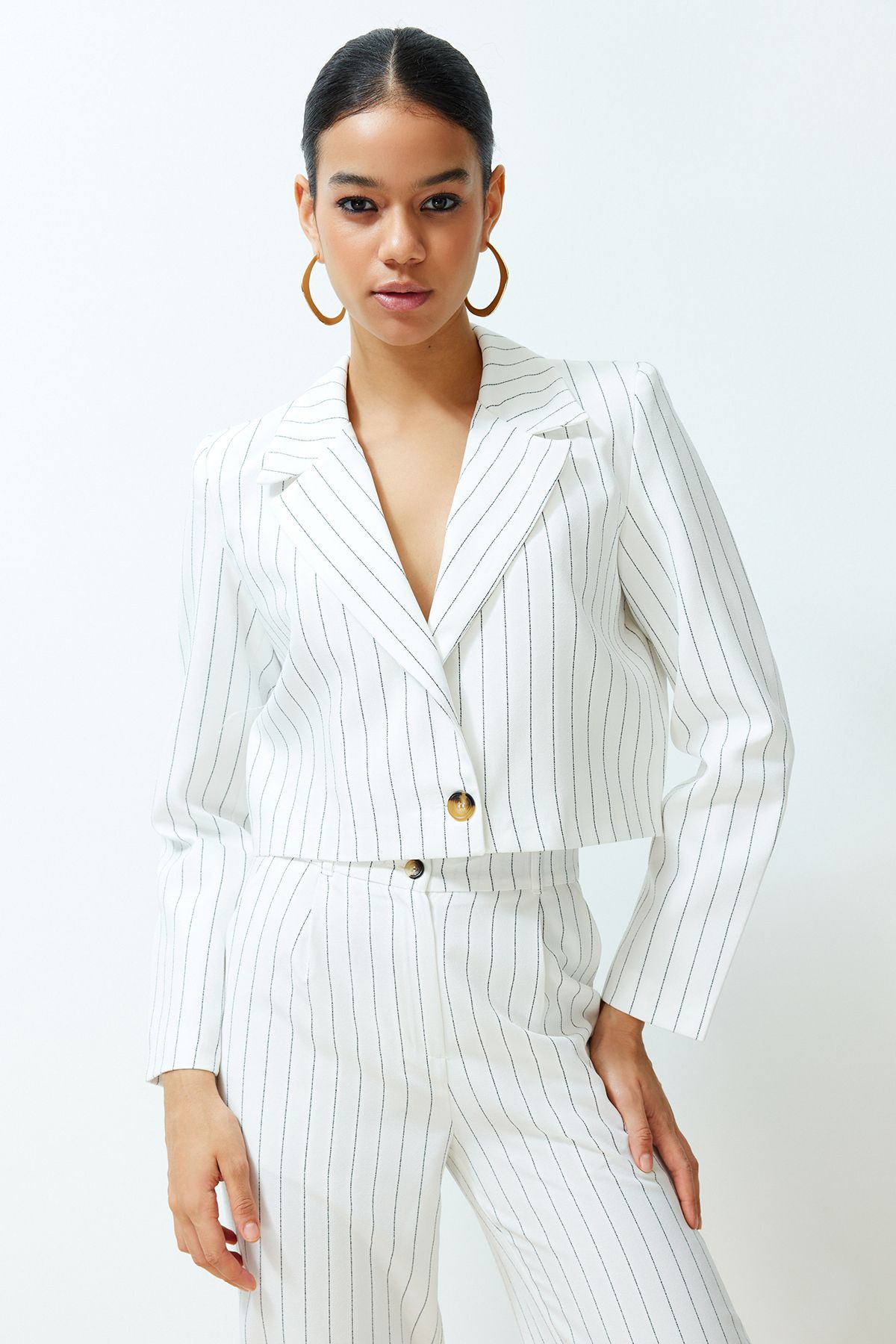 Trendyol Collection-Ecrufarbene, kurze Blazerjacke aus Webstoff mit Streifenmuster TWOSS23BC00029 3