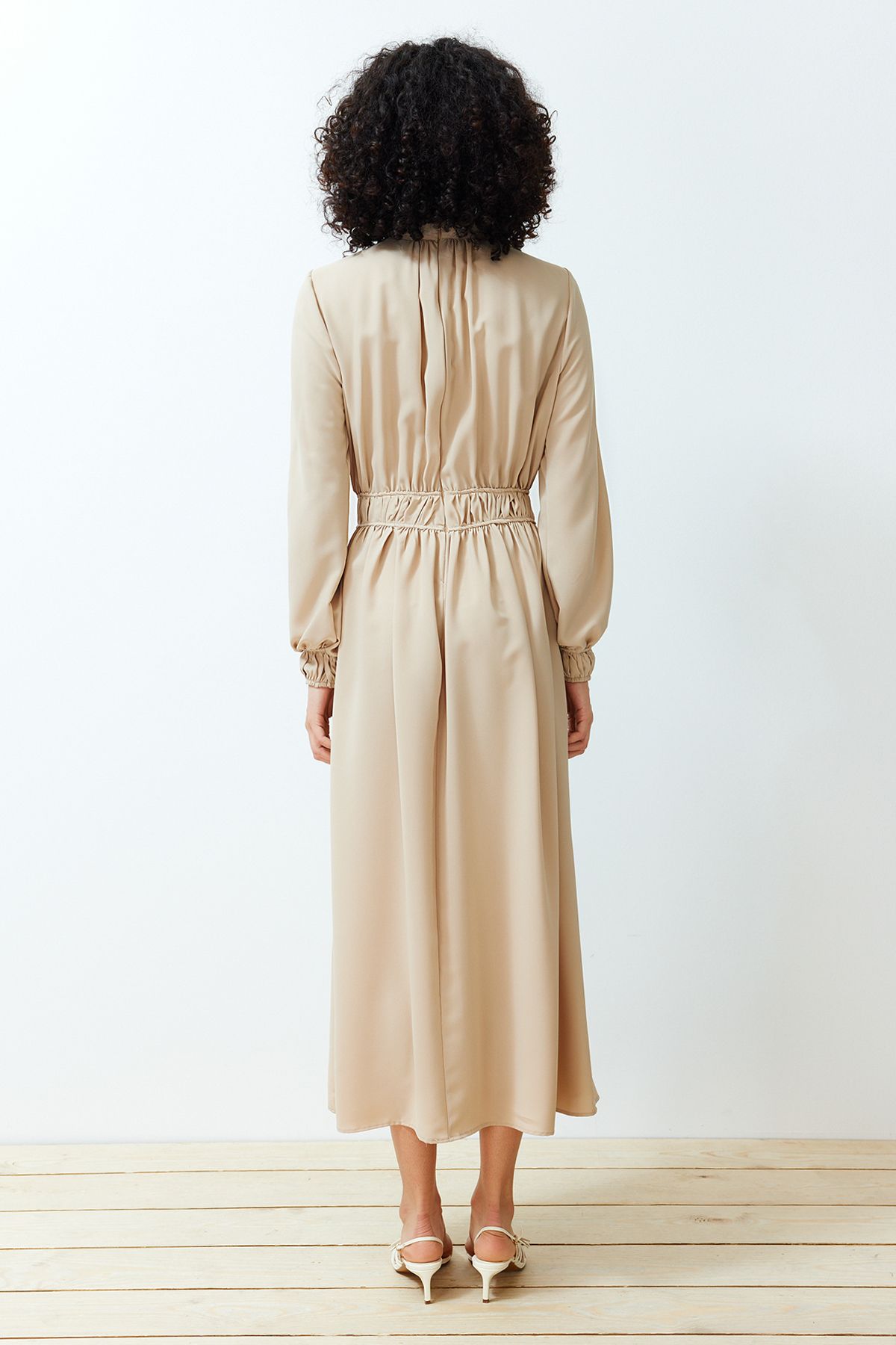 Trendyol Modest-Bézs színű talpgallér derék és ujjú, részletes szőtt ruha TCTSS24EB00083 5