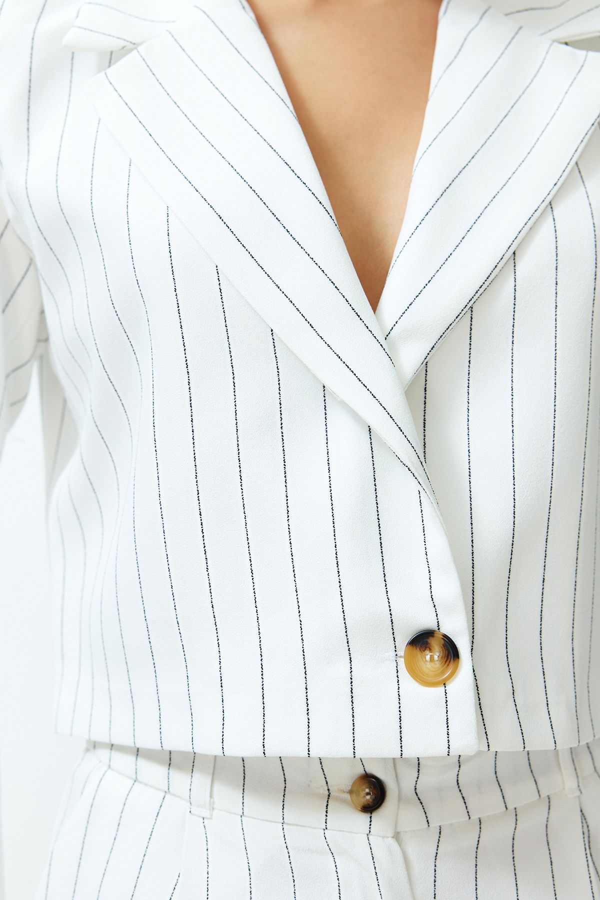 Trendyol Collection-Ecrufarbene, kurze Blazerjacke aus Webstoff mit Streifenmuster TWOSS23BC00029 5