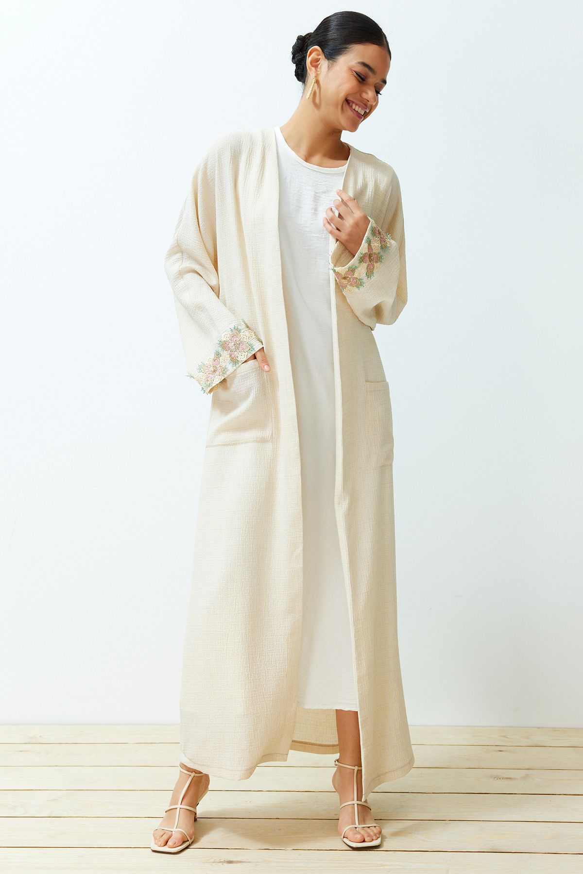 Trendyol Modest-Lange gewebte Mütze mit Steinstickerei und detaillierten Details &amp; Ferace &amp; Abaya TCTSS24KF00005 2