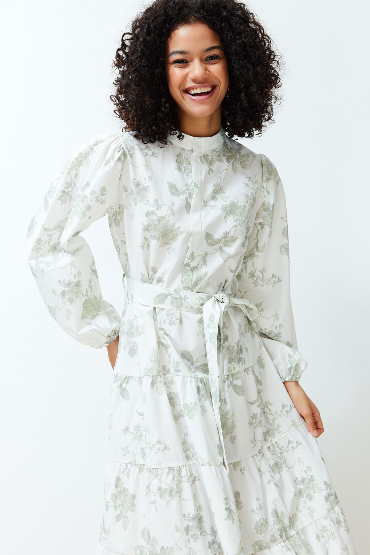 Trendyol Modest-Ecrufarbenes, gewebtes Kleid aus Popeline mit Stehkragen und Blumengürtel TCTSS24EB00153 3