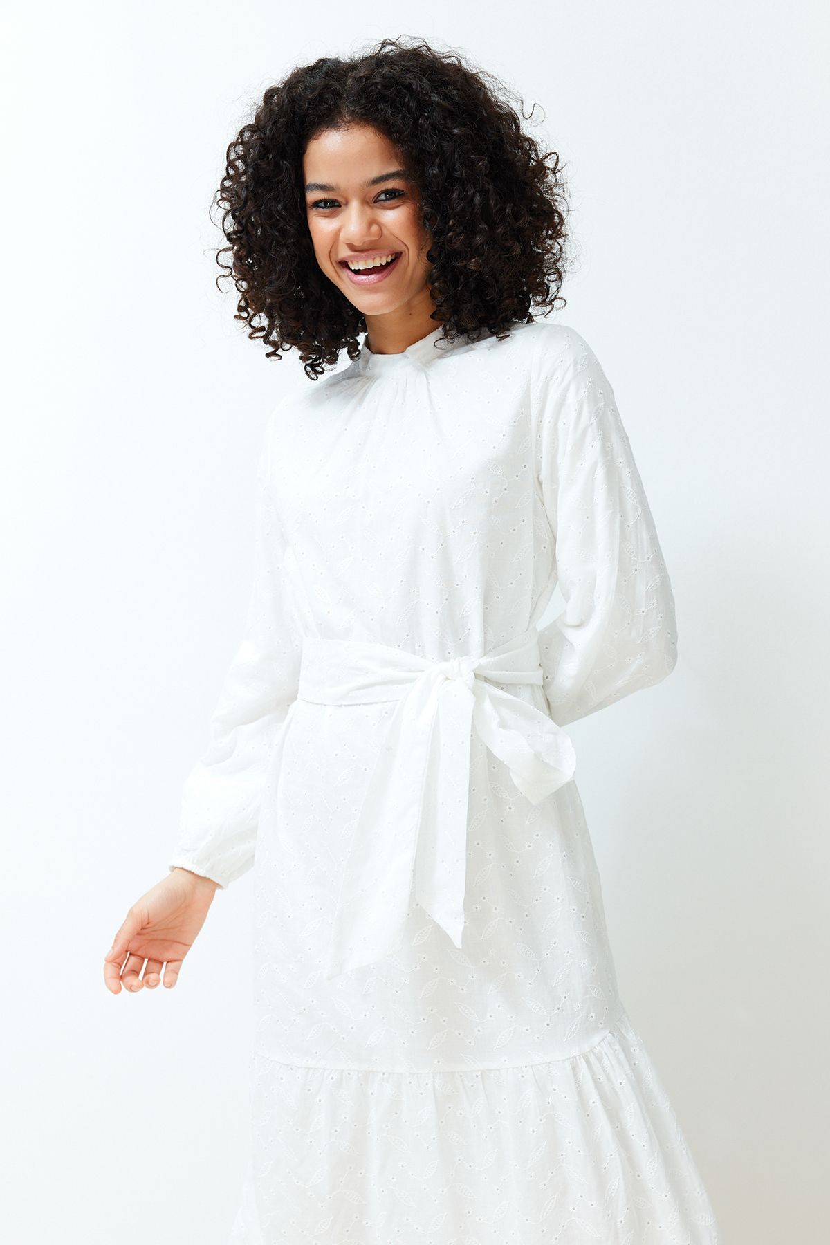 Trendyol Modest Biała Sukienka Z Kołnierzykiem W Stylu Stójki, Haftowana, Podszyta Koronką Kobieta - 36