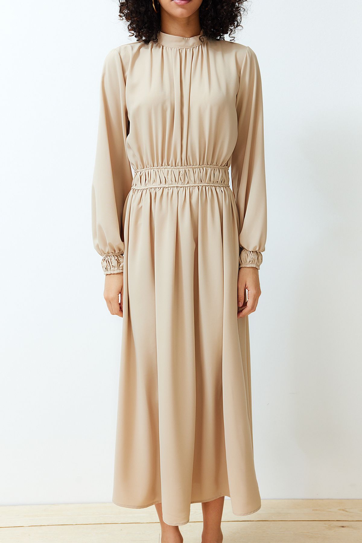 Trendyol Modest-Bézs színű talpgallér derék és ujjú, részletes szőtt ruha TCTSS24EB00083 4
