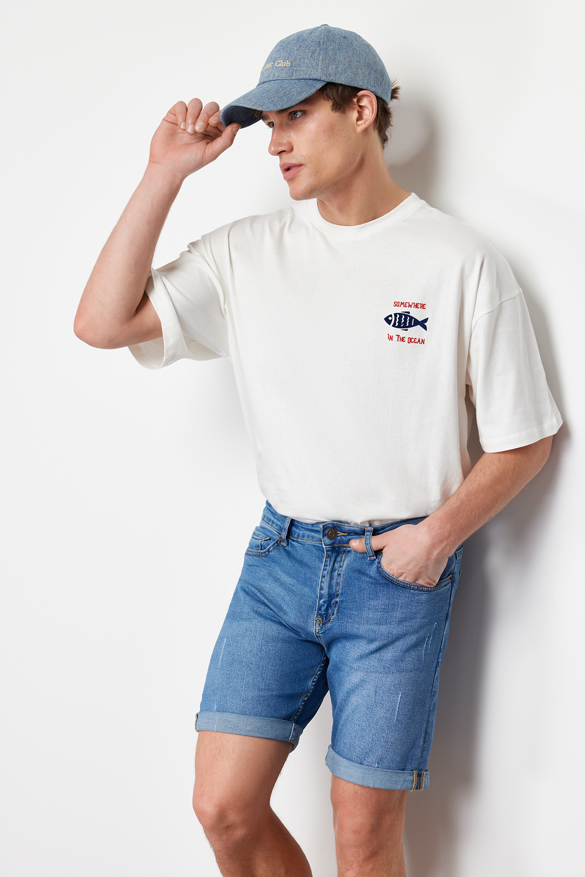 Trendyolmilla  Mavi Slim Fit Tırmık Destroylu Denim Kot Şort TMNSS21SR0727 - Görsel 3