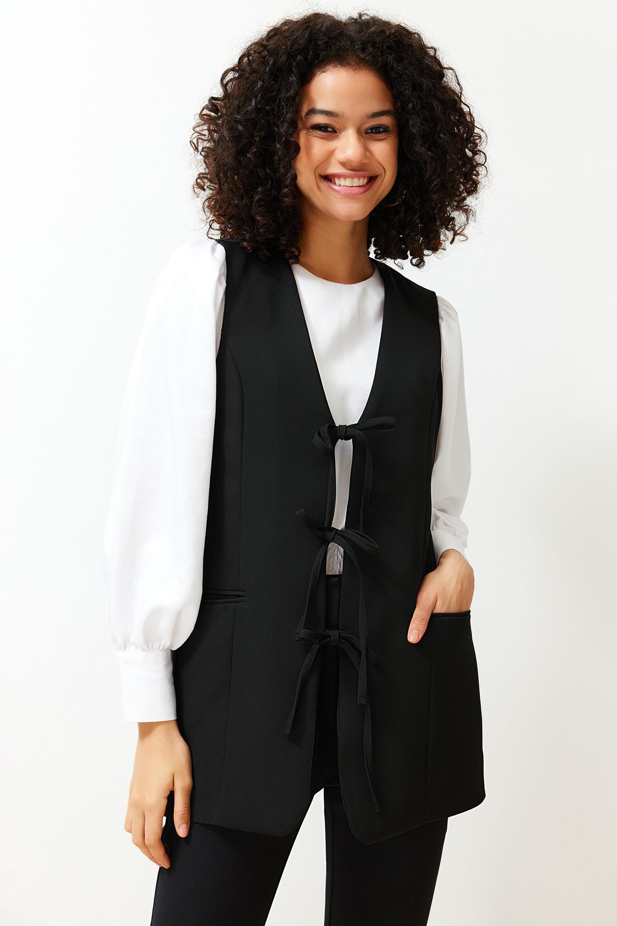 Trendyol Modest-Schwarze gewebte Weste mit Bindeverschluss vorne TCTSS24YL00003 3