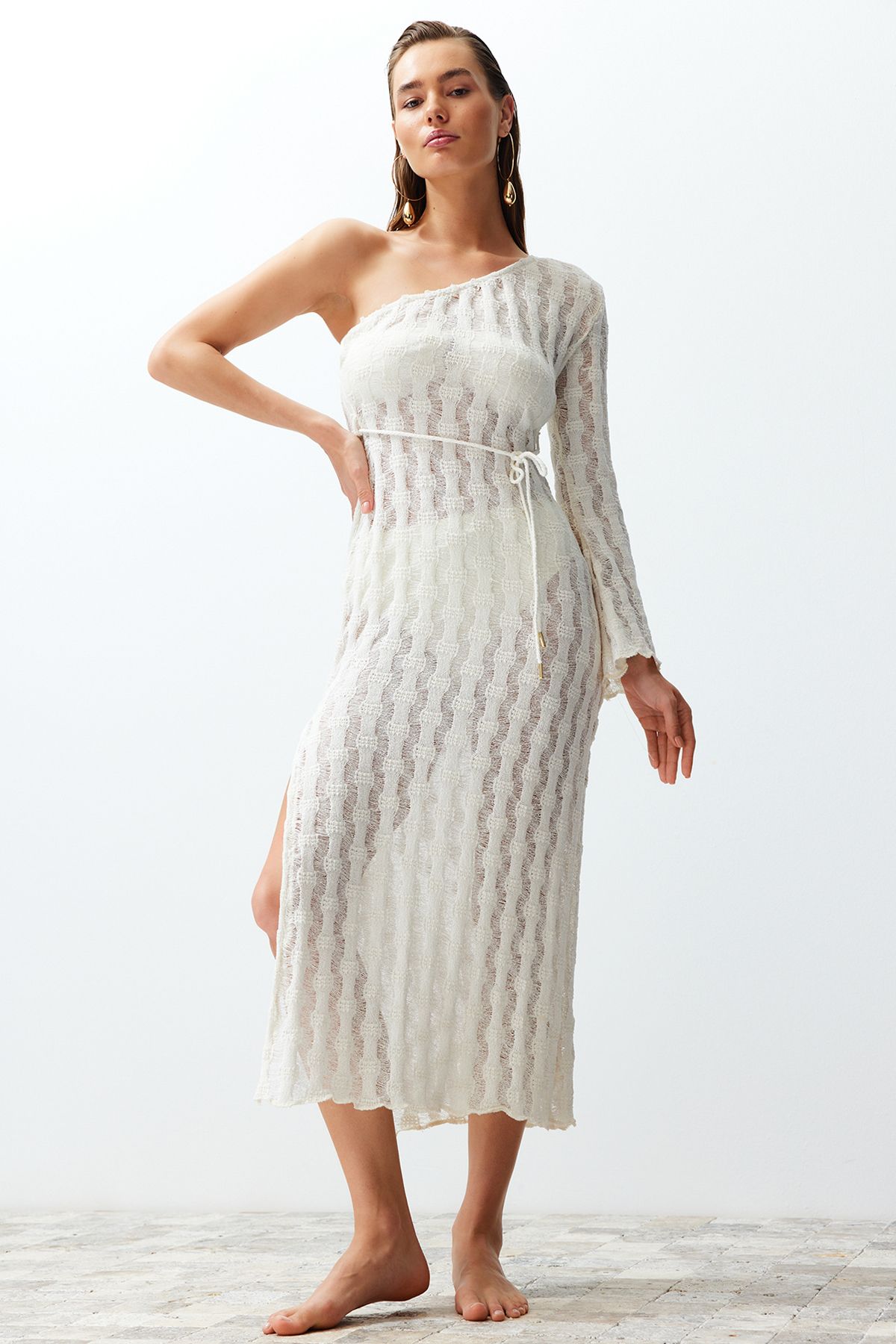 Trendyol Collection-Beigefarbenes, tailliertes Max-Strickkleid mit Gürtel und einer Schulter, Strandkleid TBESS24EL00025 2