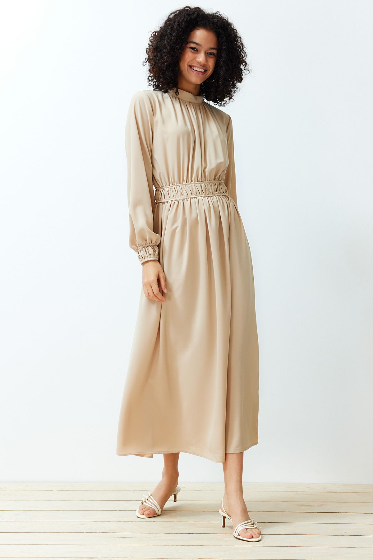 Trendyol Modest-Bézs színű talpgallér derék és ujjú, részletes szőtt ruha TCTSS24EB00083 3