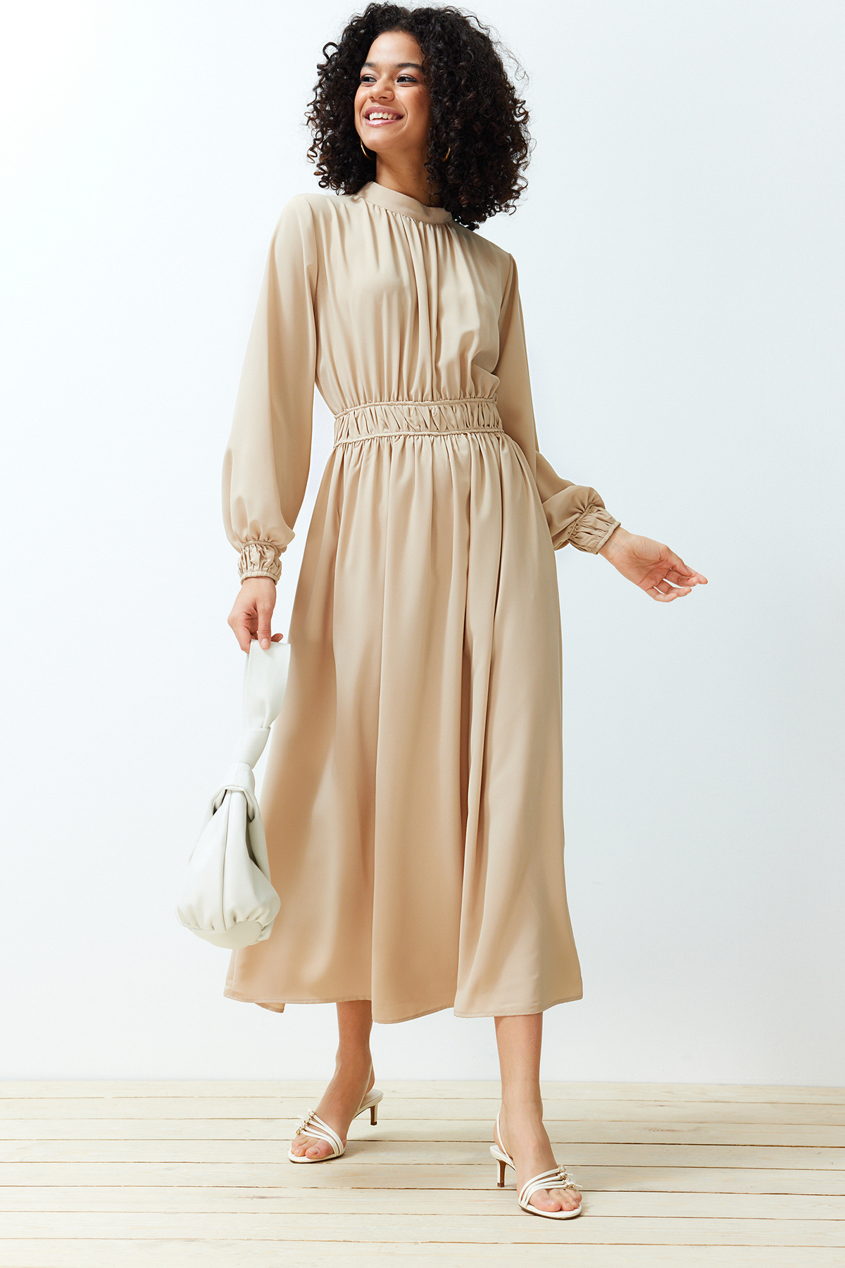 Trendyol Modest-Bézs színű talpgallér derék és ujjú, részletes szőtt ruha TCTSS24EB00083 2