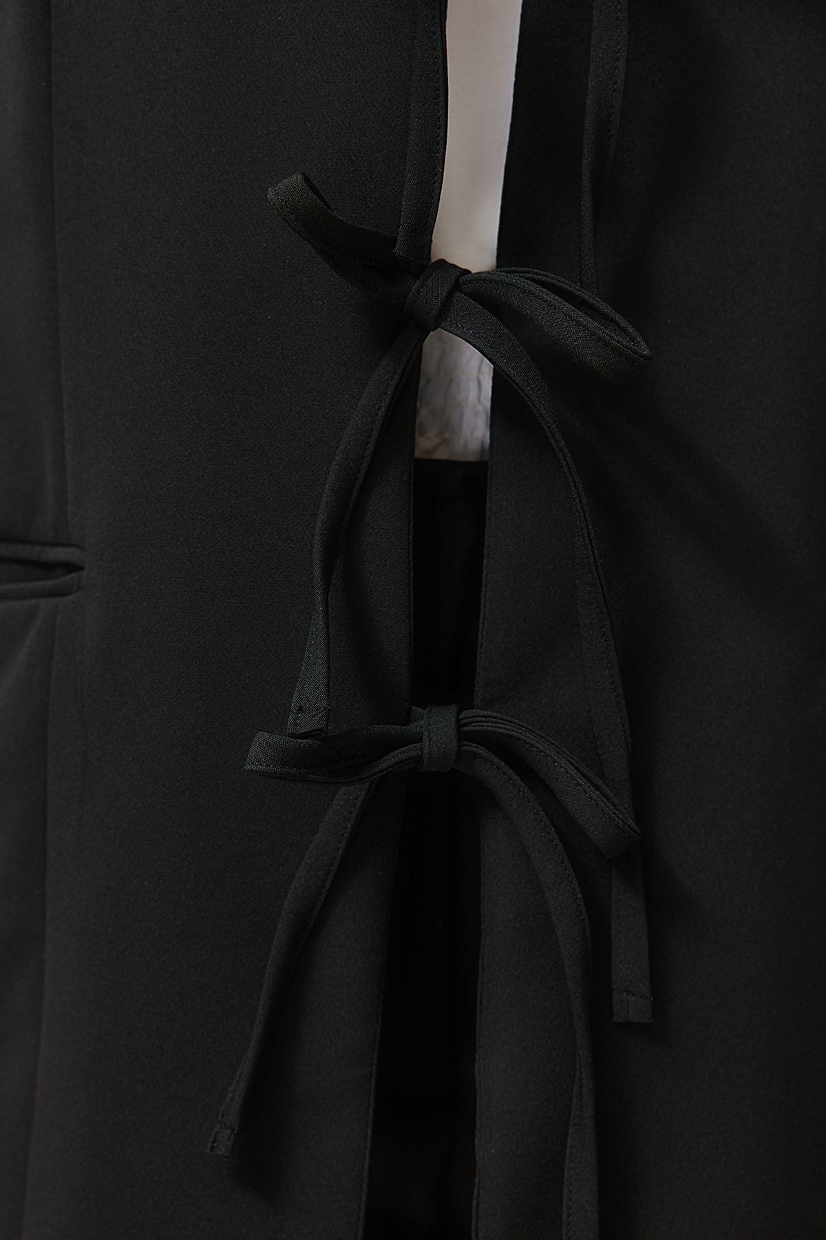 Trendyol Modest-Schwarze gewebte Weste mit Bindeverschluss vorne TCTSS24YL00003 5