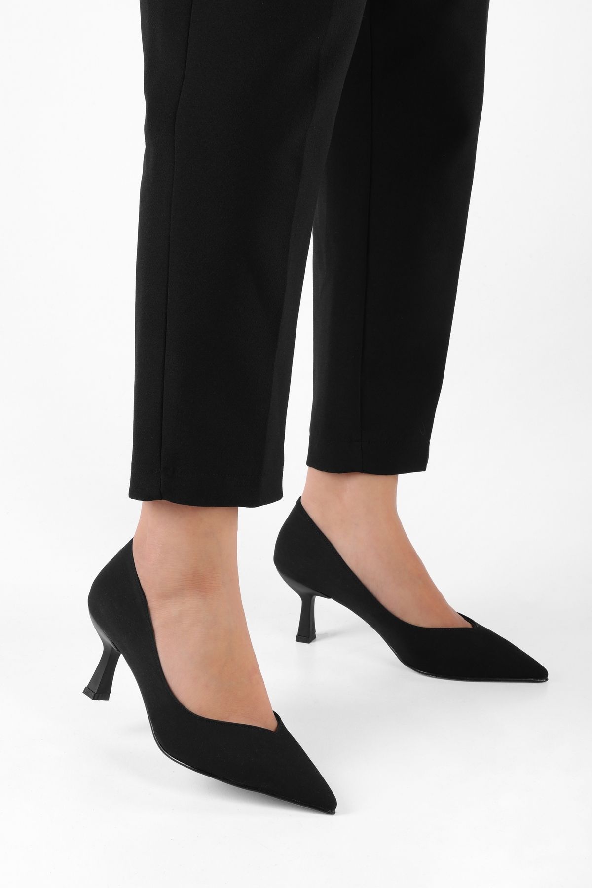 Shoeberry Damskie Buty Carrie Na Czarnym, Satynowym, Kamiennym Obcasie Na Szpilkach - 39