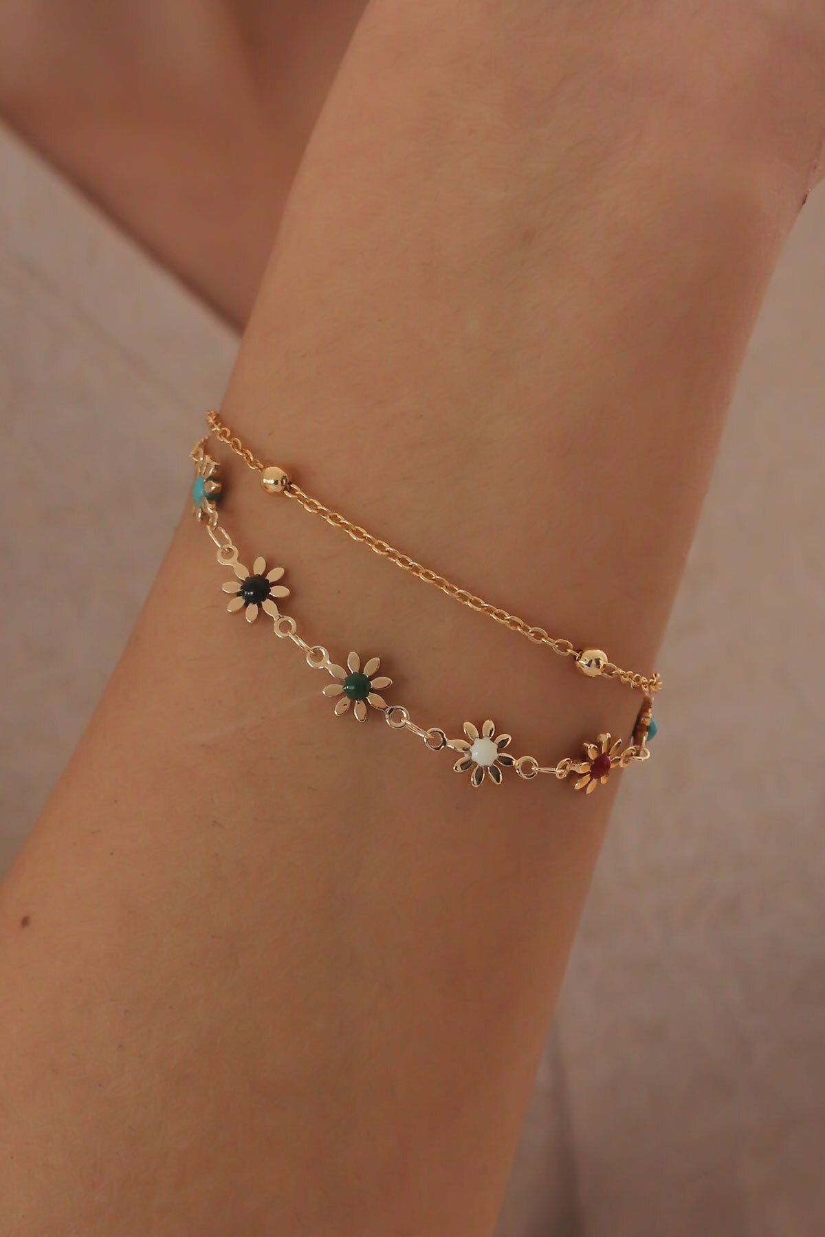 Flower top gold bracelet