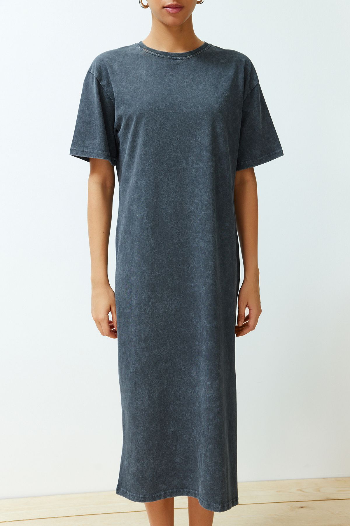 Trendyol Collection-Anthrazitfarbenes, 100 % Baumwolle, geschlitztes T-Shirt-Kleid mit Used-Look und bequemer Passform TWOSS24EL00140 5
