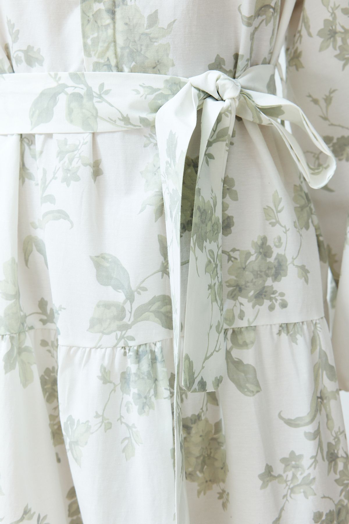 Trendyol Modest-Ecrufarbenes, gewebtes Kleid aus Popeline mit Stehkragen und Blumengürtel TCTSS24EB00153 5