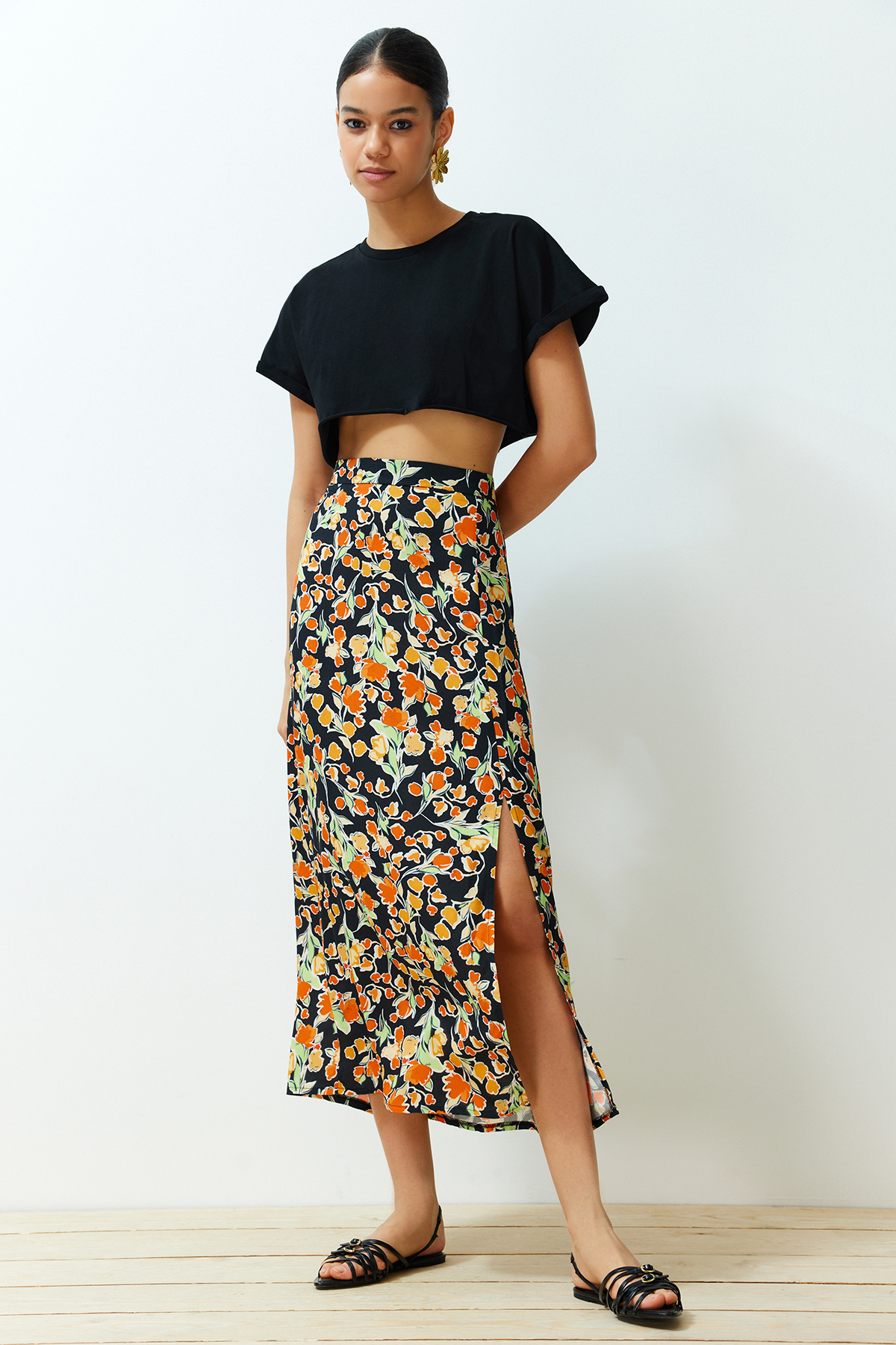 Trendyolmilla  Çok Renkli Viskon Kumaş Çiçek Desenli Yırtmaçlı Midi Dokuma Etek TWOSS24ET00126 - Görsel 3