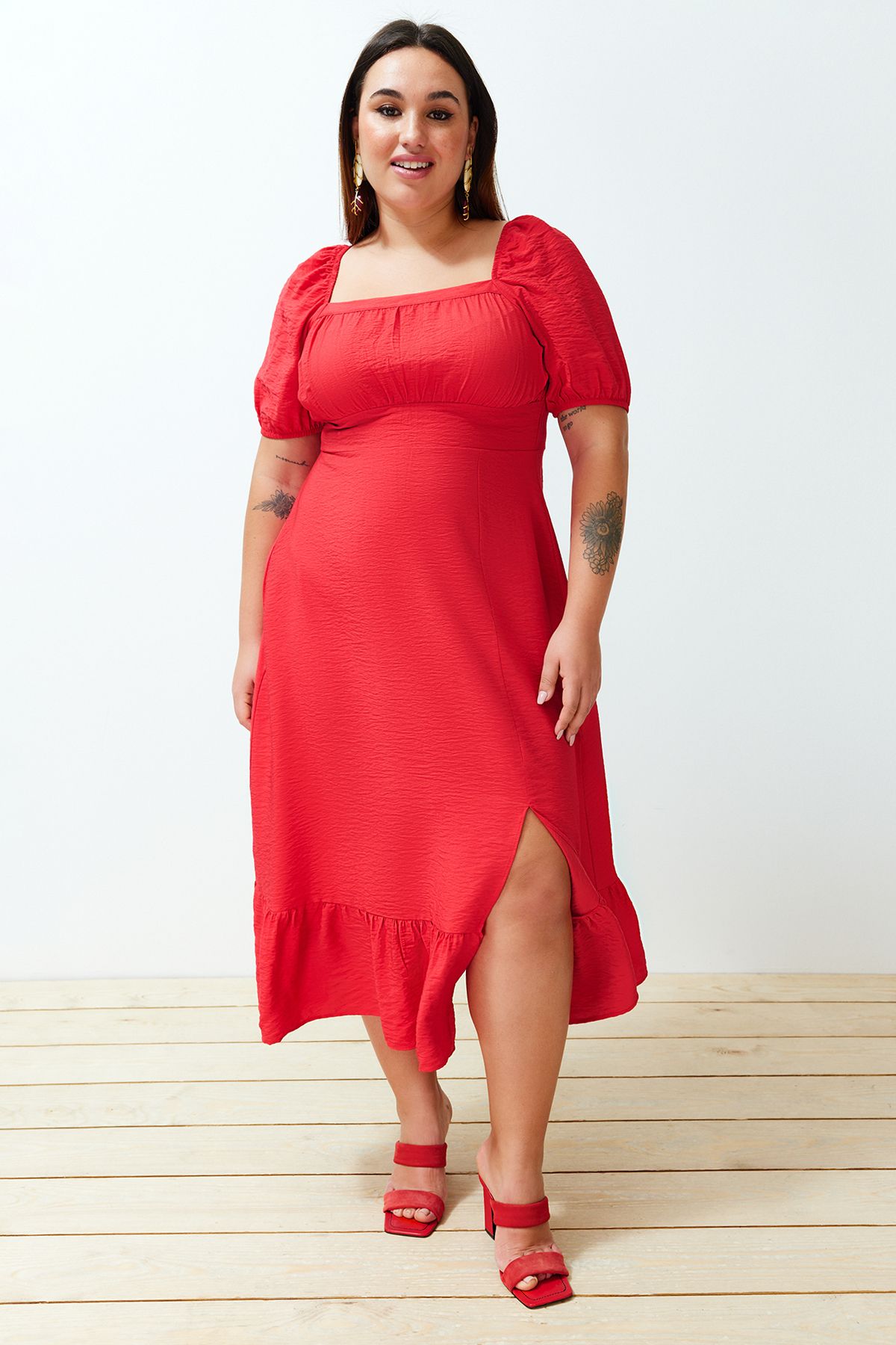 Trendyol Curve-فستان منسوج مكشكش برقبة دائرية باللون الأحمر TBBSS24AH00066 3