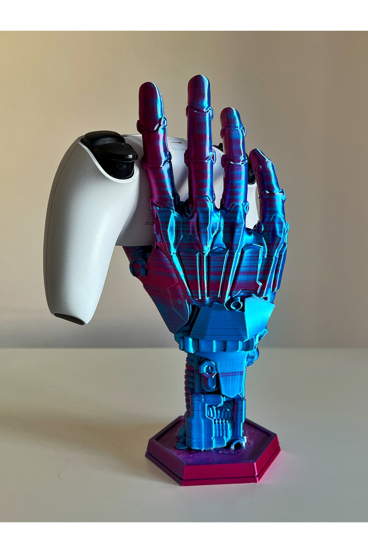 magicland Robot Eli Şeklinde Dekoratif Kol Tutucu, Xbox / PS4 / PS5 Uyumlu, Joystick Kumanda Standı