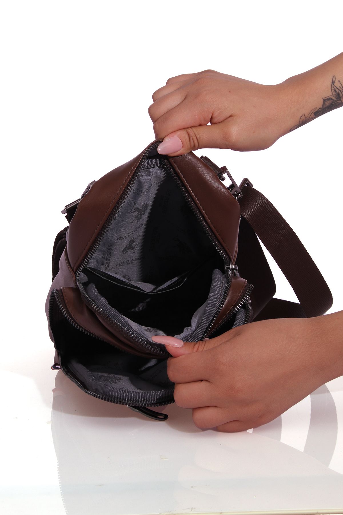 کیف شانه ای چند رنگ مردانه پایه. چوگان Assn. 23644 بند قهوه U.S. Polo Assn.